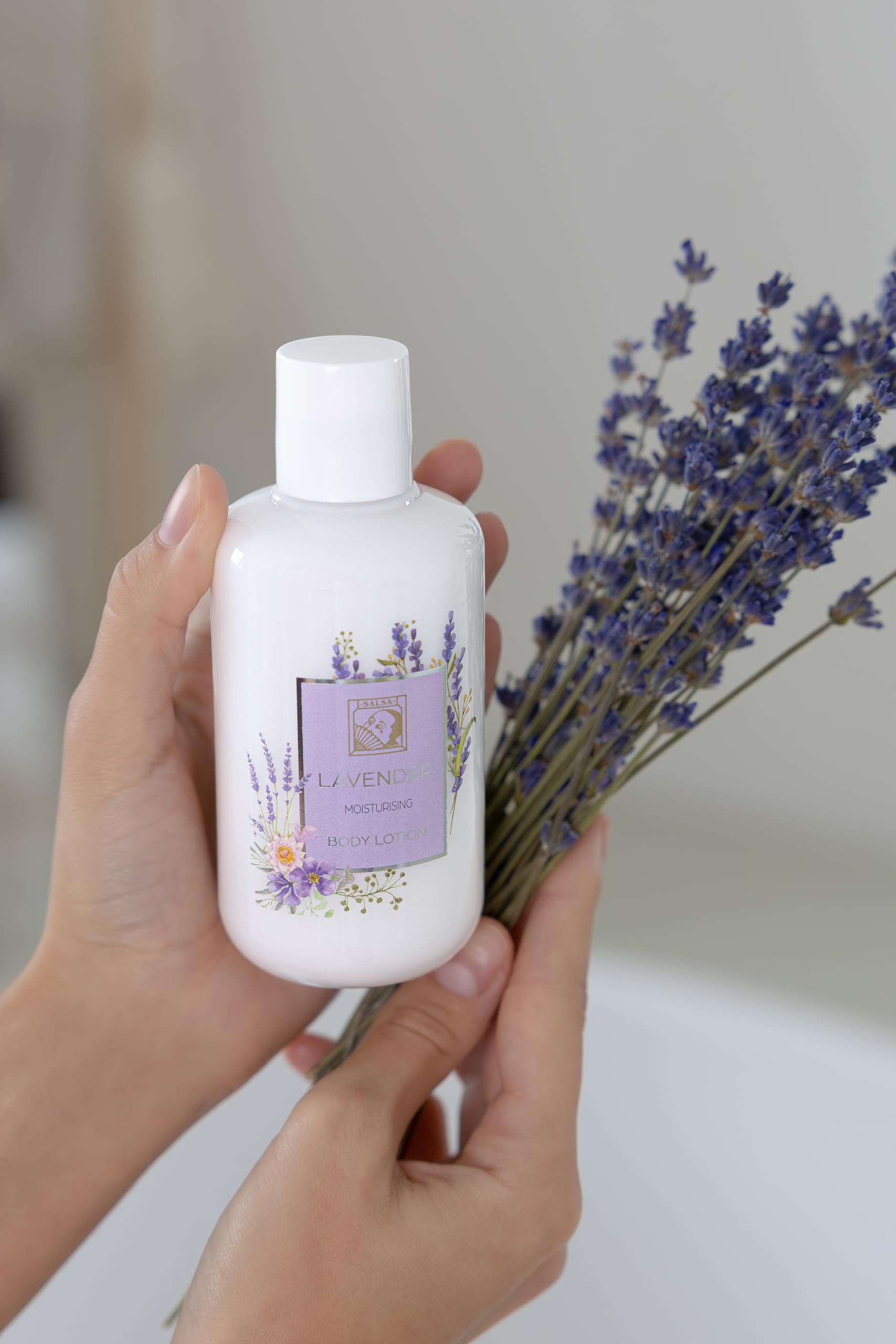 Accentra Set doccia da donna LaVENDEL in bella confezione regalo – Set di 4 pezzi con gel doccia, lozione per il corpo, burro per il corpo e spugna a rete – Set regalo per San Valentino e festa della