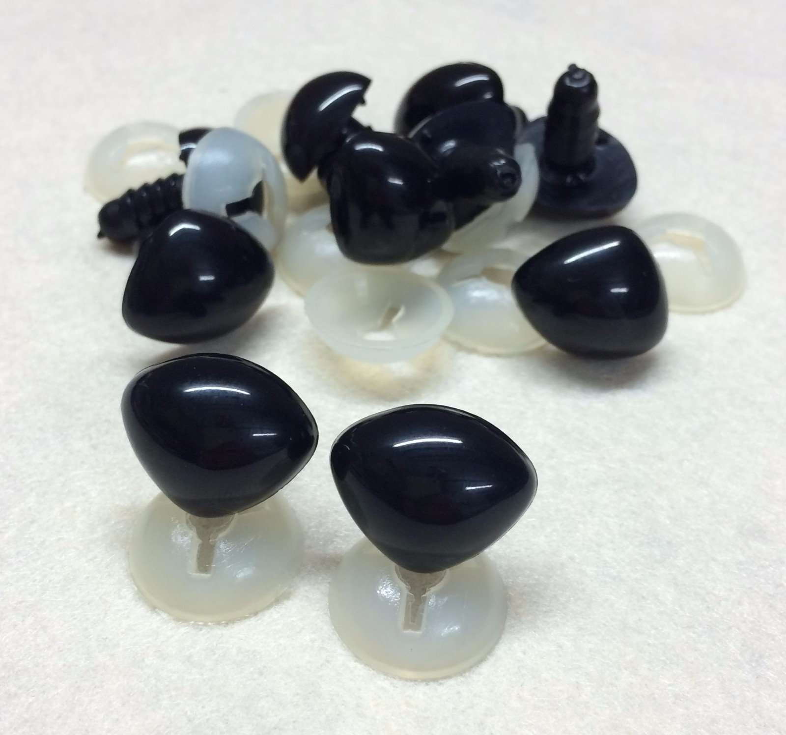 celloexpress 20mm x 16mm Black Triangle Noses with Plastic Backs - Safety Noses for Soft Toy Teddy Bear Animal Making (Pack of 100) — image 1