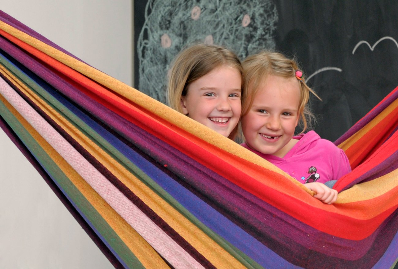 AMAZONAS Kinderhängematte Chico 220 x 120 cm bis max. 80 kg in Regenbogenfarben & Stabiler Wandhaken mit Karabiner für Hängematten Easy+ bis 200kg