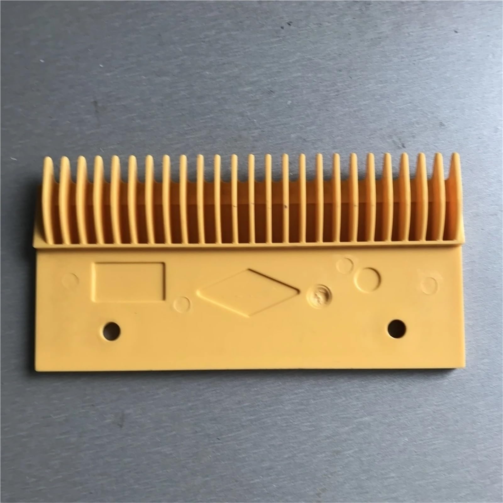 Peigne d'escalier mécanique, pièces détachées d'ascenseur en plastique, pièces de levage LDTJ-B-1 L213 mm l108 mm, entraxe 143 mm, RHS 25T