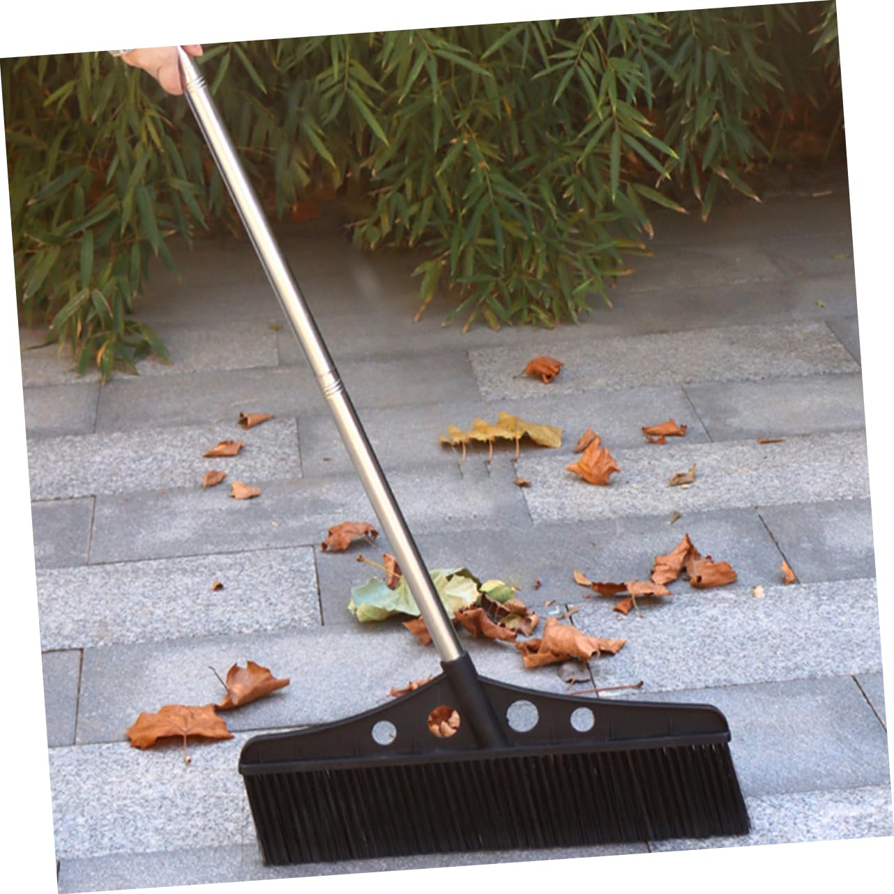 Escoba Negra para Jardín con Mango Cómodo y Cerdas de Nylon, Escoba Angular de Acero Inoxidable para Limpiar Terrazas y Balcones de Forma