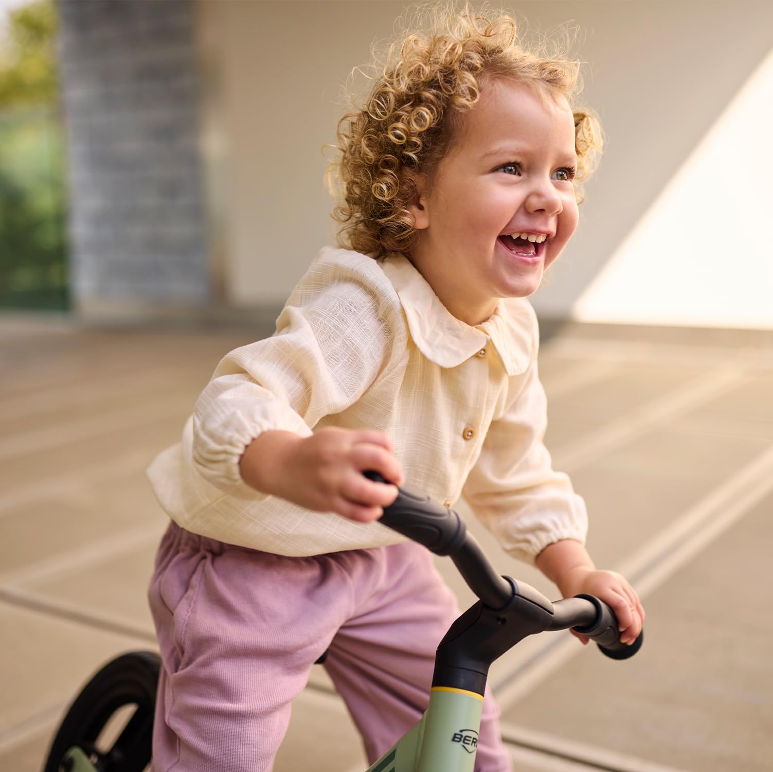 BERG Bicicleta sin Pedales MOOV 10 | 2-5 años, 10 pulgadas, manillar y sillín regulables en altura, ligero, ruedas hinchables