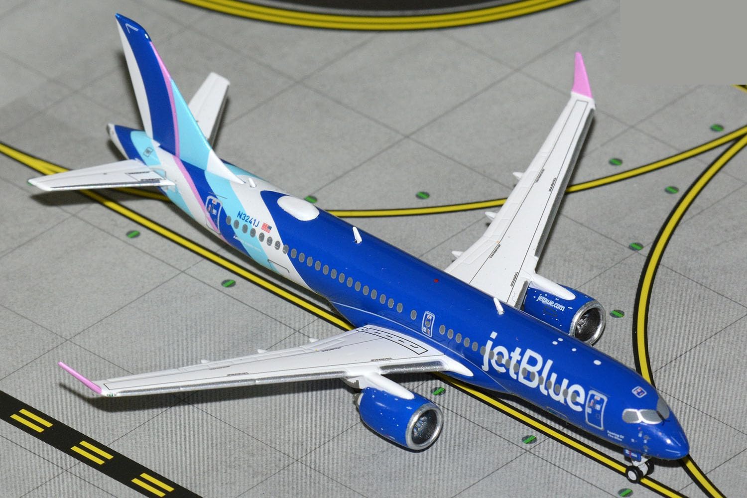 GeminiJets GJJBU2338 jetBlue Airways Airbus A220-300 N3241J; Scale 1:400