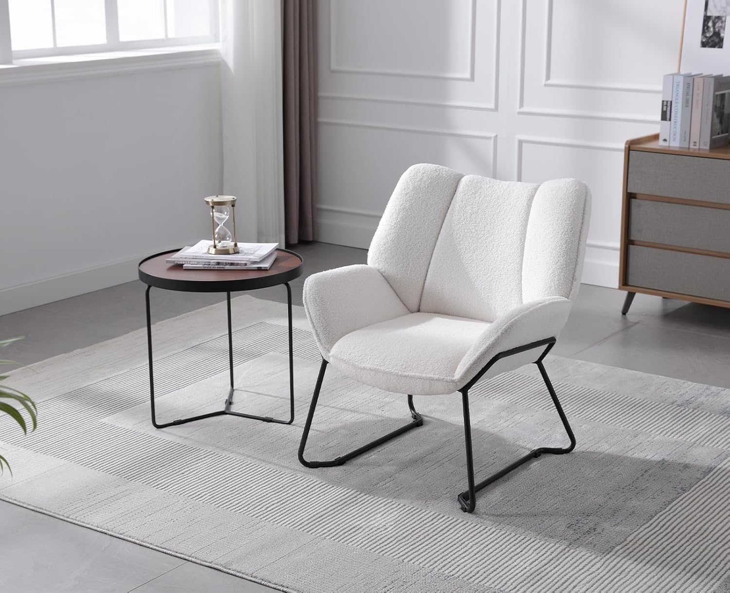 Fauteuil van witte boucléstof met beukenhouten poten Honey | Maisons du