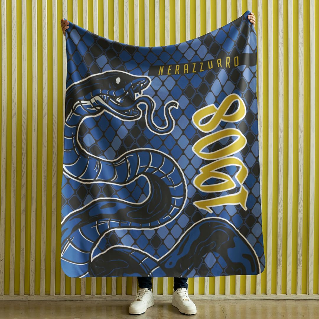 Coperta Nerazzurra Tribute – Plaid Morbido per Tifosi Interisti – Poliestere Soft Premium – Idea Regalo Calcio – 5 Misure Disponibili (Tifoso Interista, 130x180 cm)