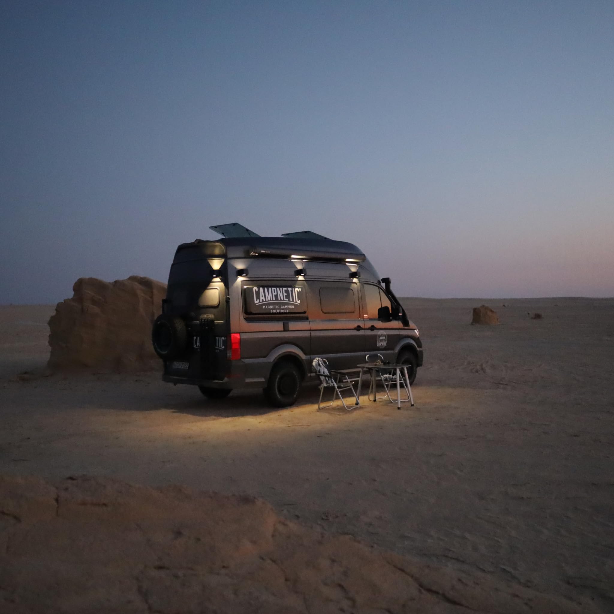 Campnetic LED Solar Ambientelicht mit Magnethalterung - 2er Set - Campingleuchte, Campinglicht - Verstellbarer Lichtkegel, Solaraufladung & 12h Laufzeit - Vanlife, Camping, Kastenwagen, Wohnmobil