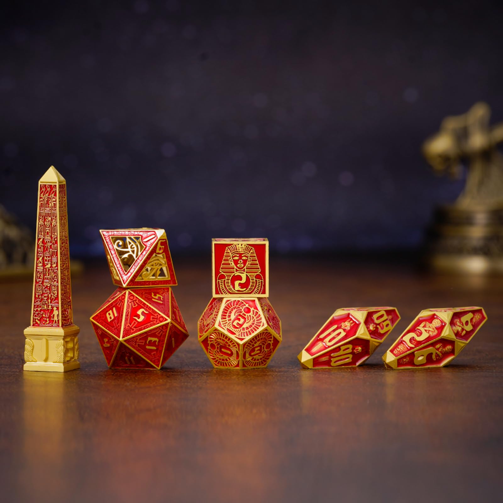 Neteru Lot de 7 dés ajourés en alliage de zinc – D4-D20 – Dés en bronze antique pour jeux de table Donjons et Dragons D&D Pathfinder (rouge doré)