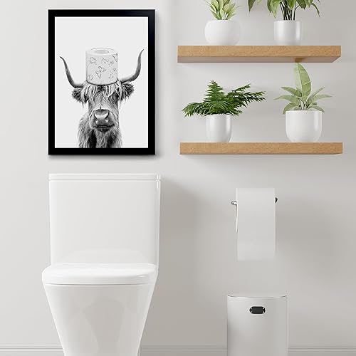 Vista 43 de YongArt Decoración de baño enmarcada en negro, divertido arte de pared de vaca de las tierras altas en bañera, 8 x 10 pulgadas Arte de pared de vaca