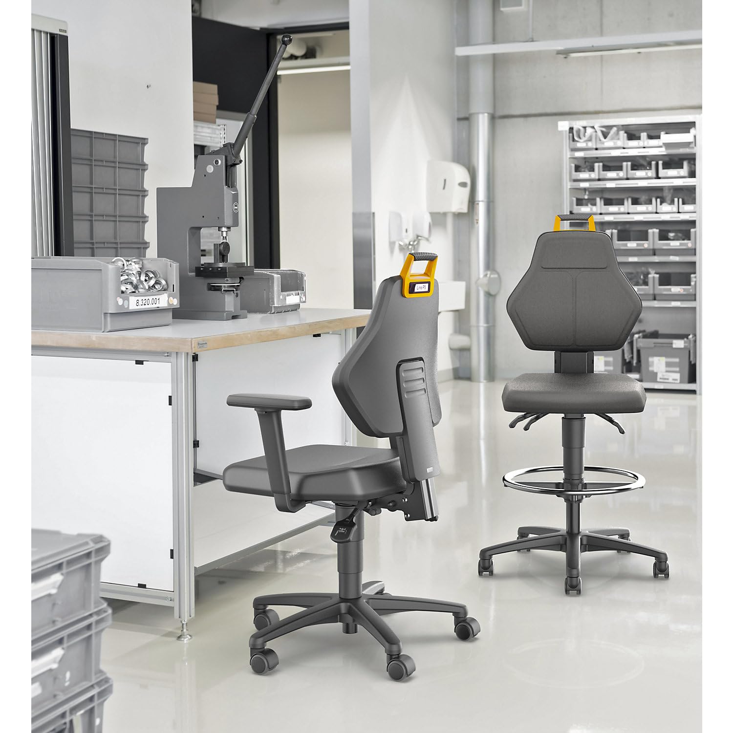 eurokraft pro | Arbeitsdrehstuhl | Schwarz, Hochstuhl mit Bodengleitern und Fußring, Textilbezug