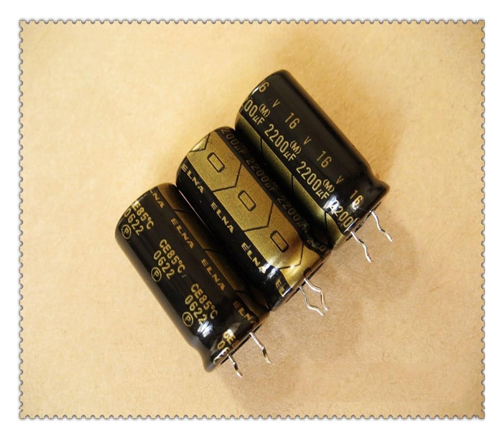 Condensateur Électrolytique Audio 2200uF 16V RA2 Noir Or pour Circuit Haute Fidélité