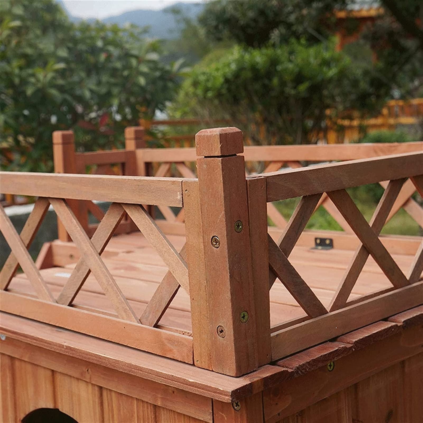 Pet Dog House Drewniany pokój dla psa Schronienie ze schodami Podniesiony dach i łóżko balkonowe do użytku wewnątrz i na zewnątrz Drewniany domek dla psa