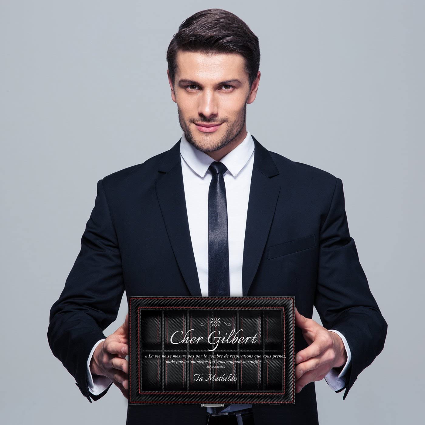 Maverton Boîte à Montres avec le couvercle transparent - Étui en Cuir Synthétique Noir pour 12 Montres - Boîte de Rangement à Personnaliser – Cadeau d’anniversaire pour l’homme - citation