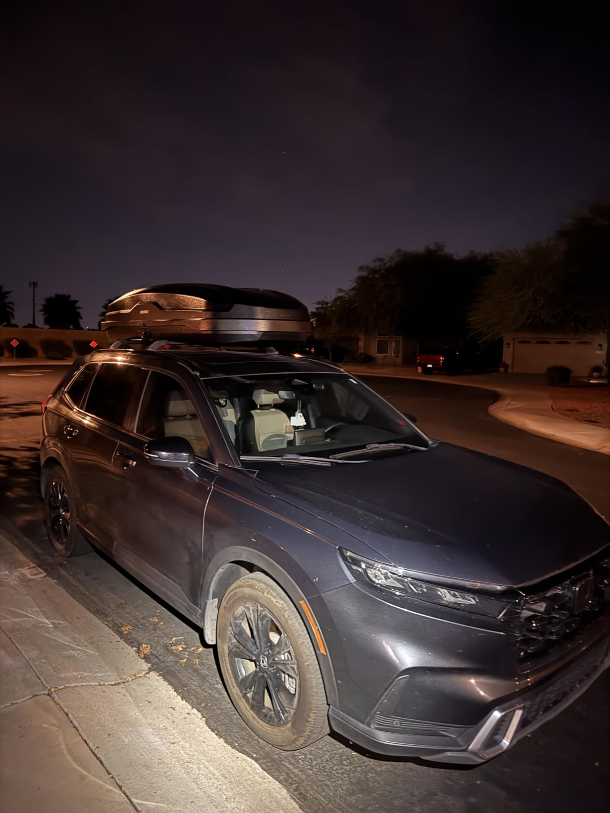 Yakima SkyBox NX 18 installation features including torque knob, SKS locks, and tie-down points