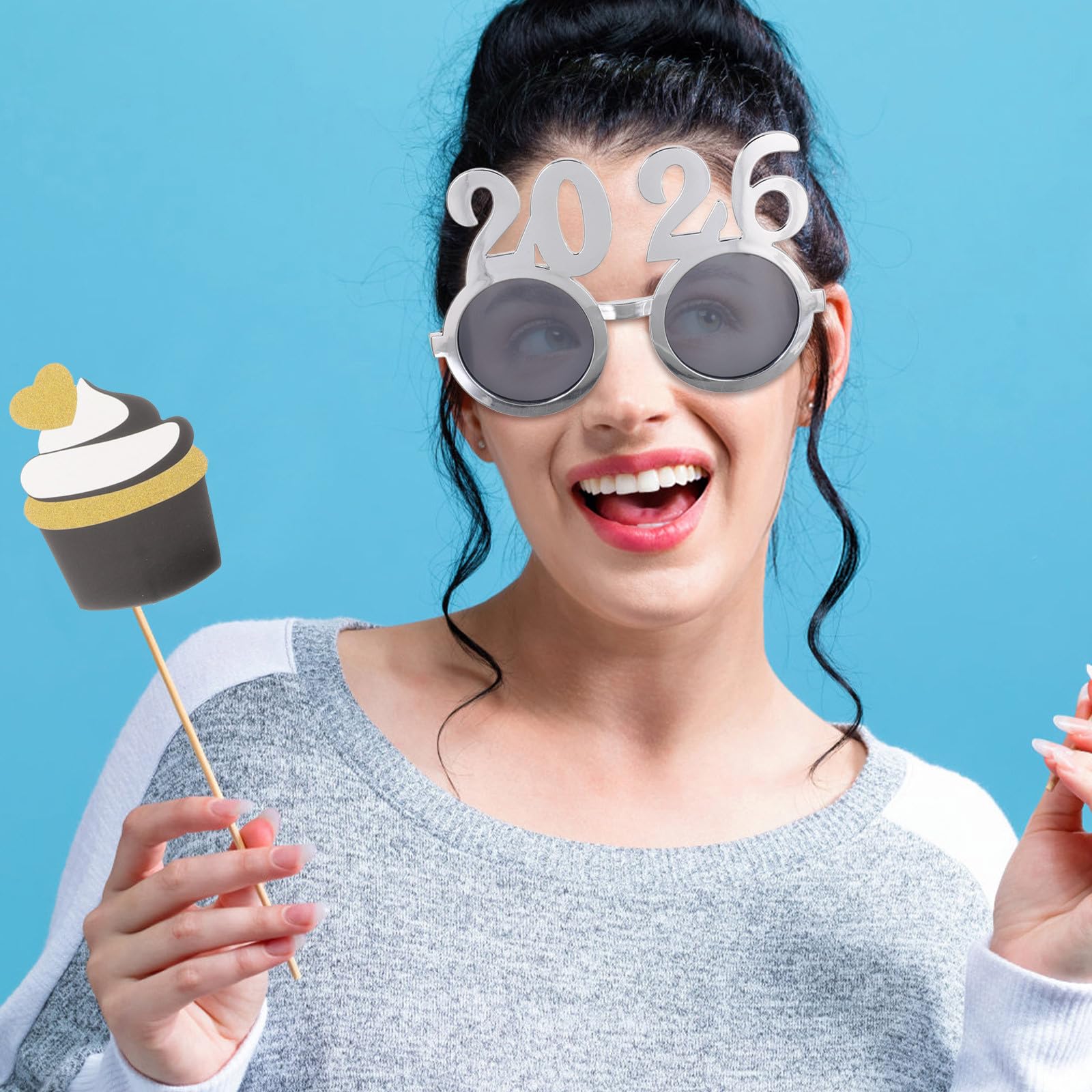 TOYANDONA 16 Stück Partybrille aus PC für Silvester und Neujahr, Leicht | Retro Design mit Bunten Zahlen, Festliche Deko für Selfies, Robust und Formstabil, für Feiern