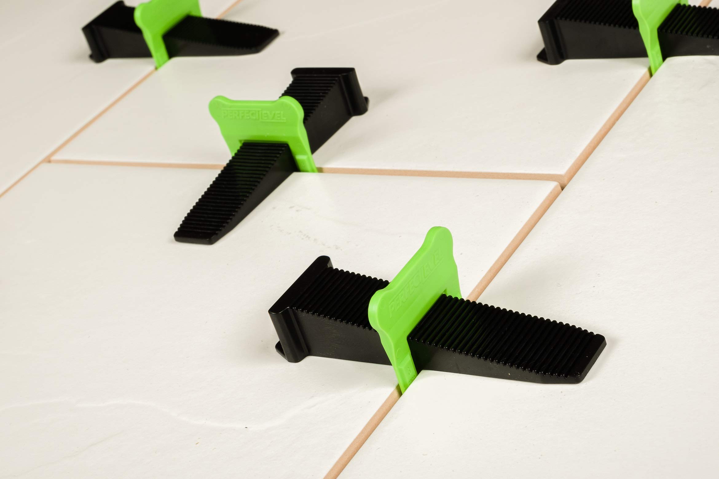 Kit de Nivellement Carrelage 3mm (600 Clips + 200 Coins (cales) + 1 Pince Polyamide) | Croisillon Autonivelant Professionnel | Pose Parfaite pour Sol et Mur