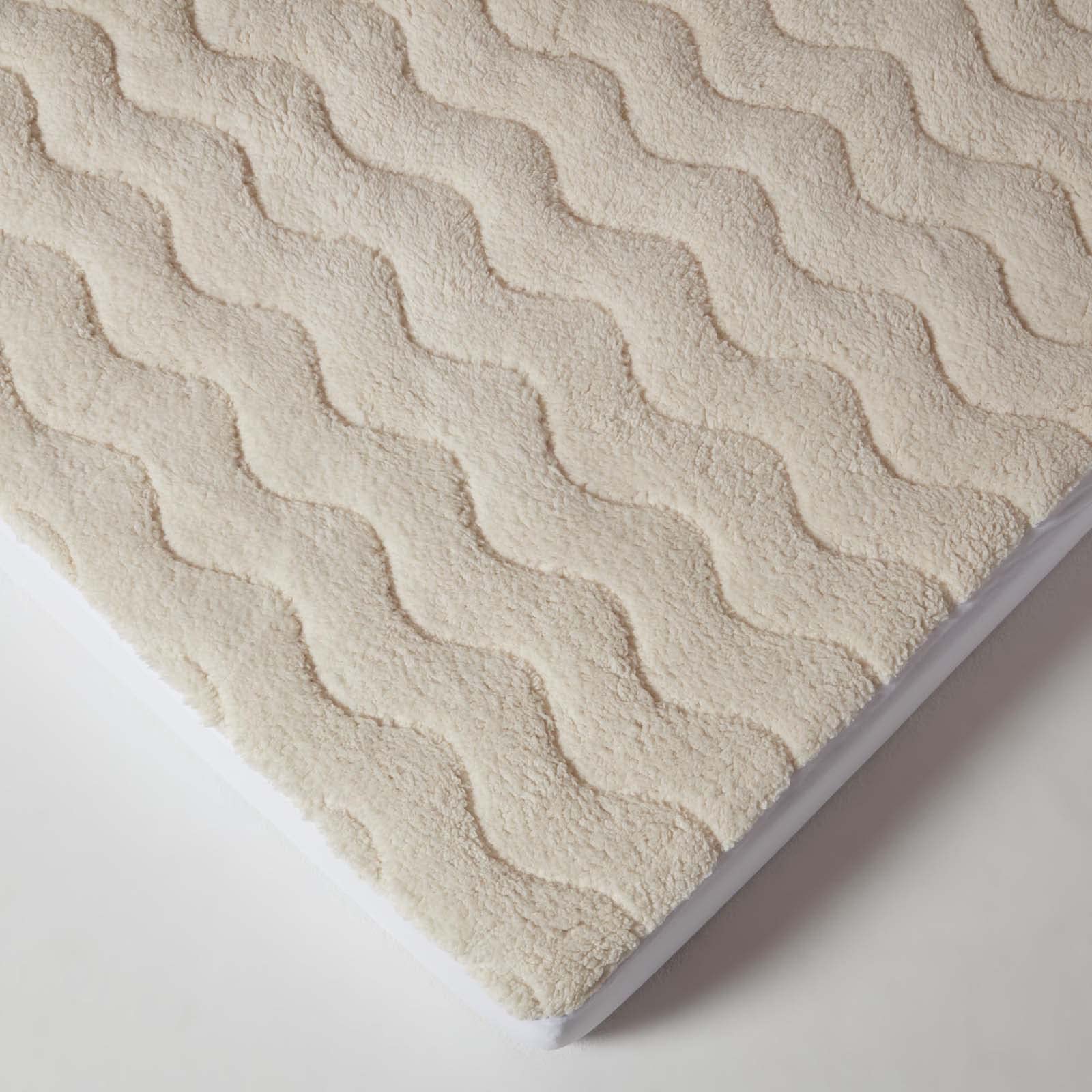HOMESCAPES Coprimaterasso In Pile Termico Euro 160x200 Cm – Topper Imbottito In Finta Lana 230 G/m² Con Gonna Elasticizzata 30 Cm – Certificato Oeko-Tex - 2