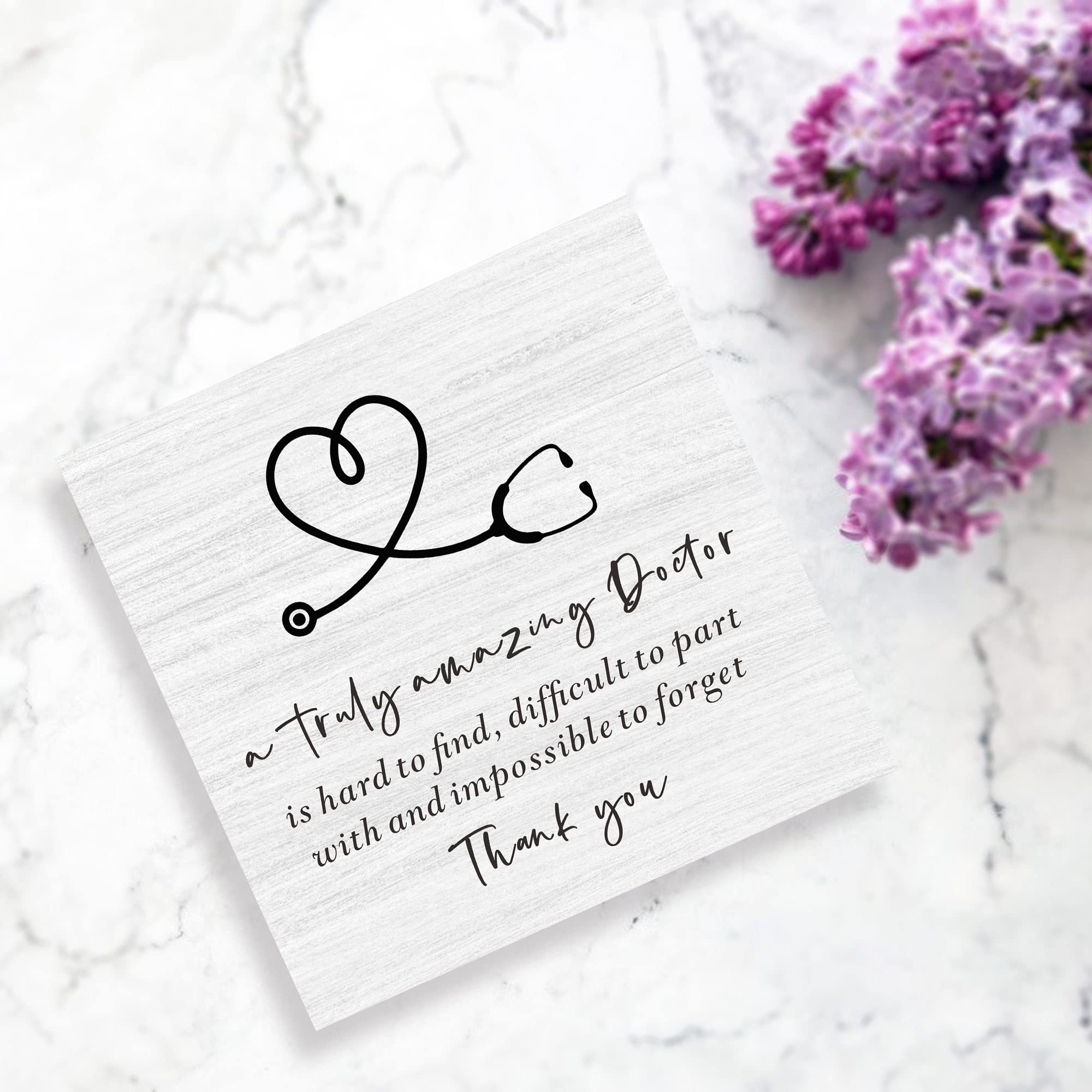 Cartel de madera con texto en inglés "Thank You Doctor"