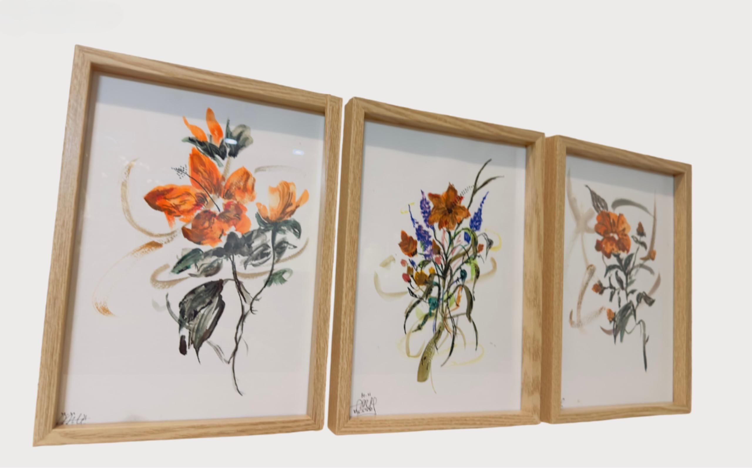 Juego de 3 cuadros de flores pintados con gouache sobre papel, marcos de madera incluidos, arte floral único y limpio para decoración de pared elegante, hecho a mano.