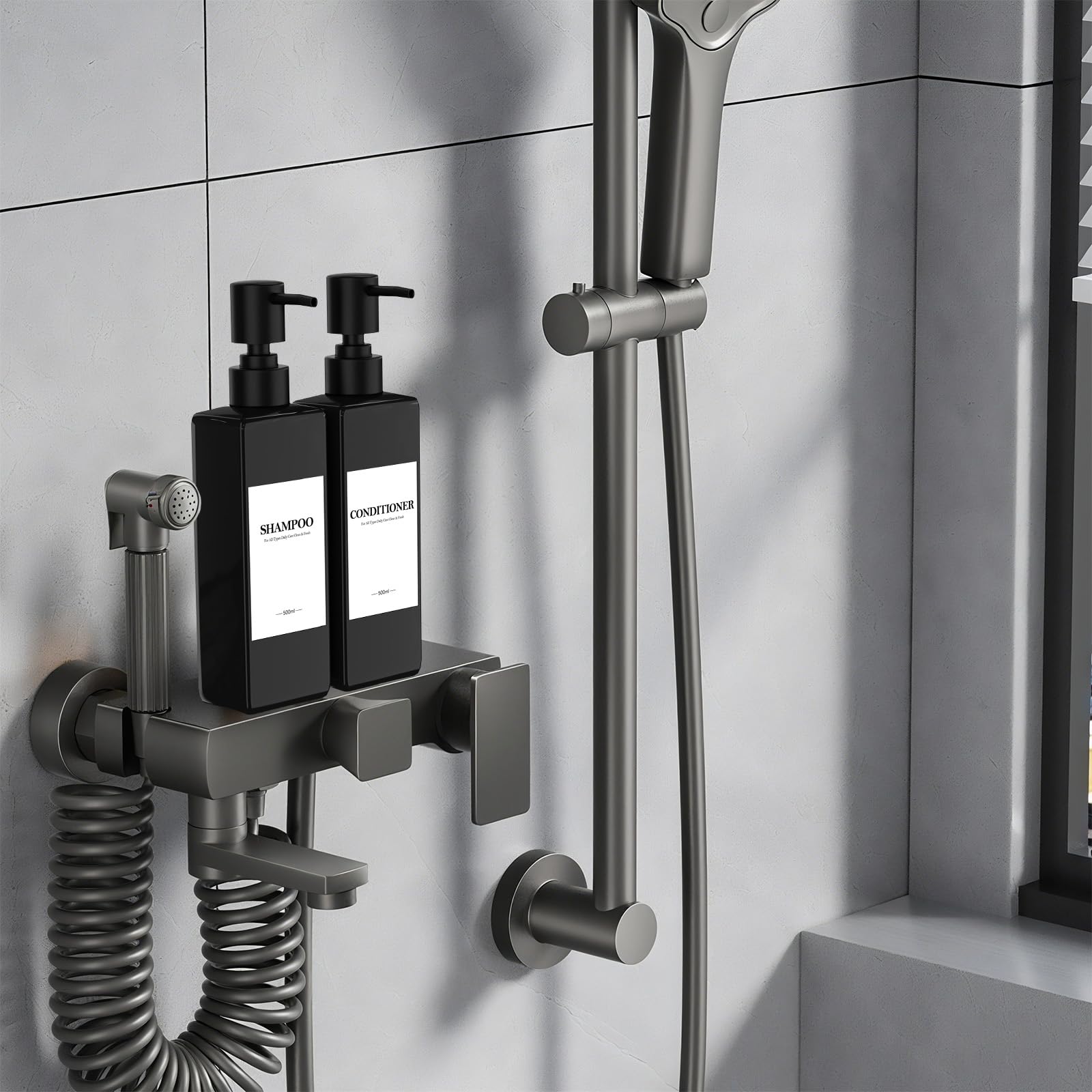 Set Di 4 Nero Flaconi Riutilizzabili per Shampoo, 500ml Dispenser Sapone Doccia, Dispenser Doccia Shampoo e Bagnoschiuma con Imbuto ed Etichetta Impermeabile, Adatto per Cucina, Bagno e Toilette