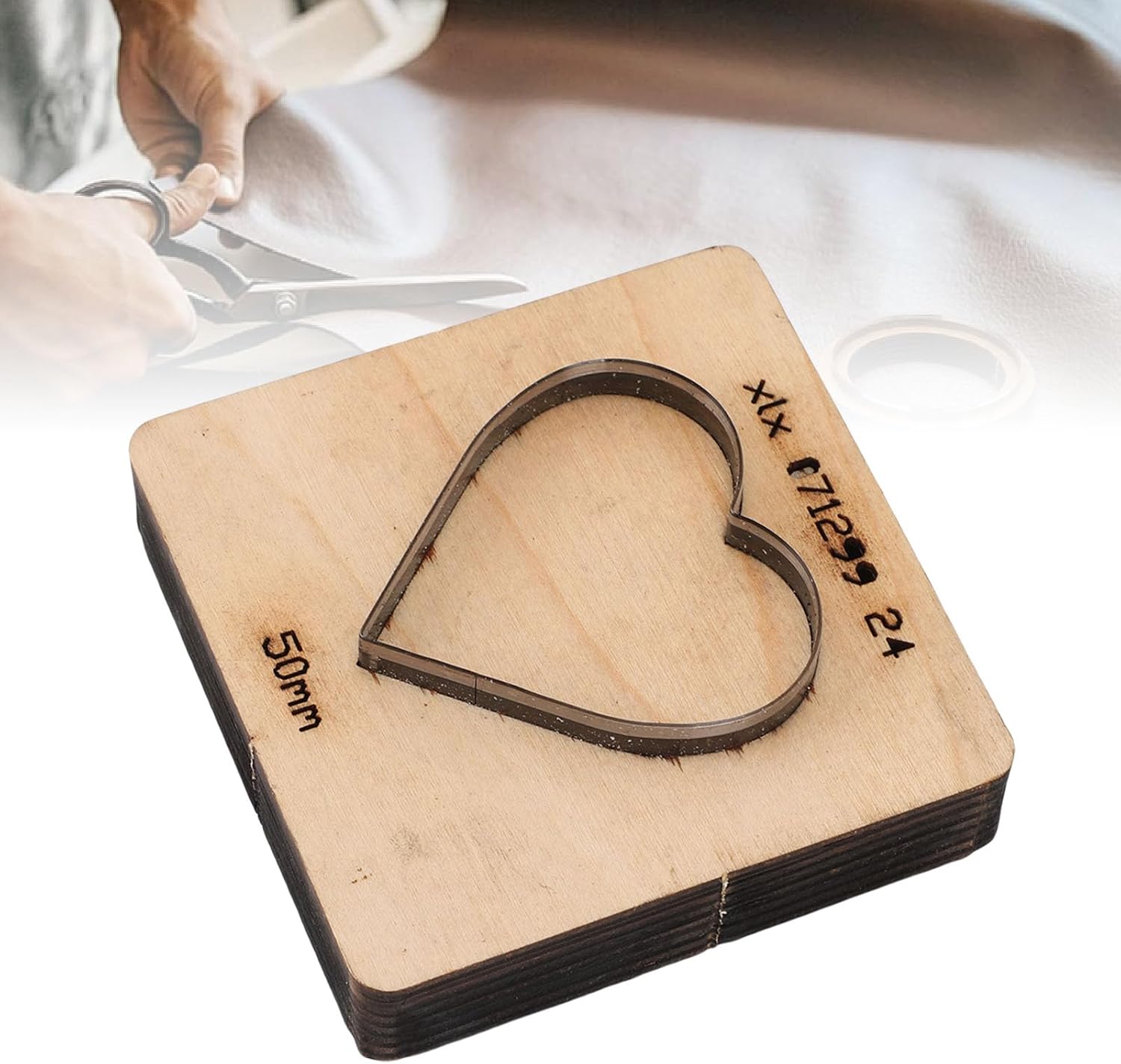 VINGVO Leather Cutting Die, Heart Shaped Cutting Mold with Thick Wooden Base, High Efficiency Punching Hole Template, Ideal for Labor Saving Embossing Die, Handmade Crafts & Art Projects