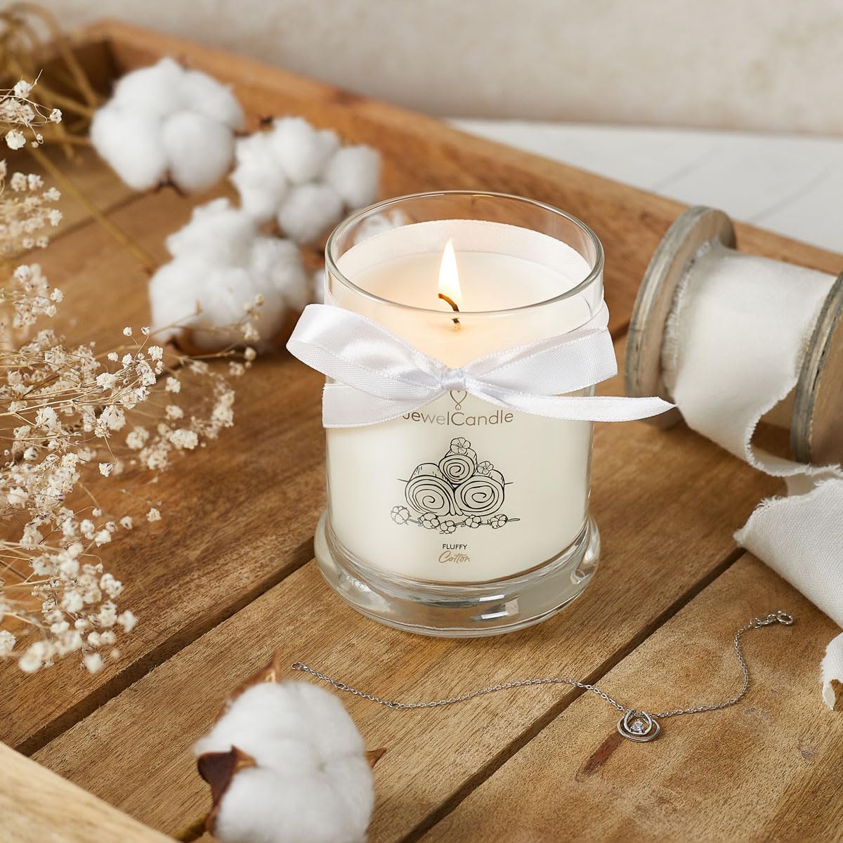 JuwelKerze Fluffy Cotton + Armband Silber - Schmuckkerze 40 Std - Duftkerze im Glas mit frischem Duft - Kerze mit Schmuck