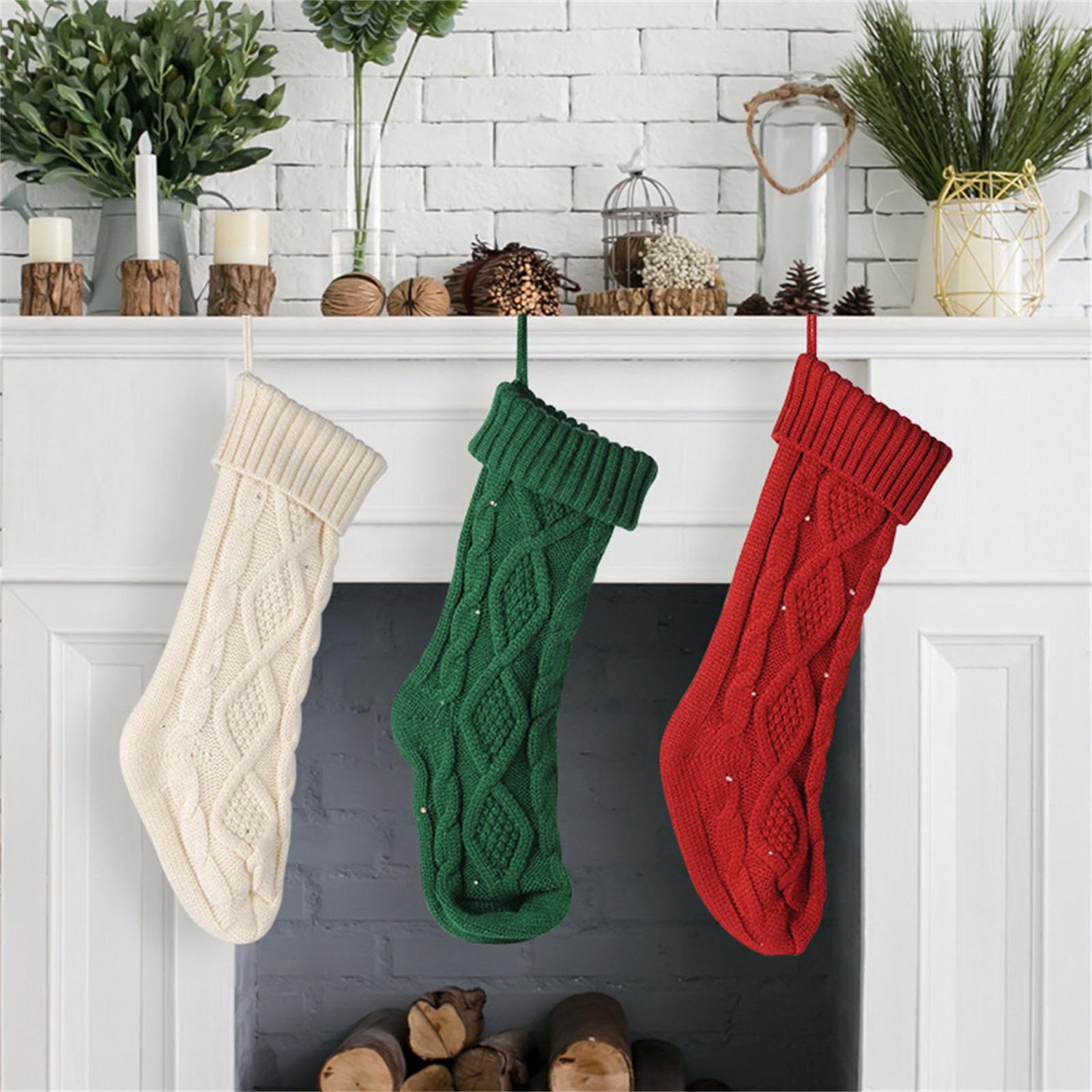 Calze natalizie: le più belle idee per decorare i camini a Natale