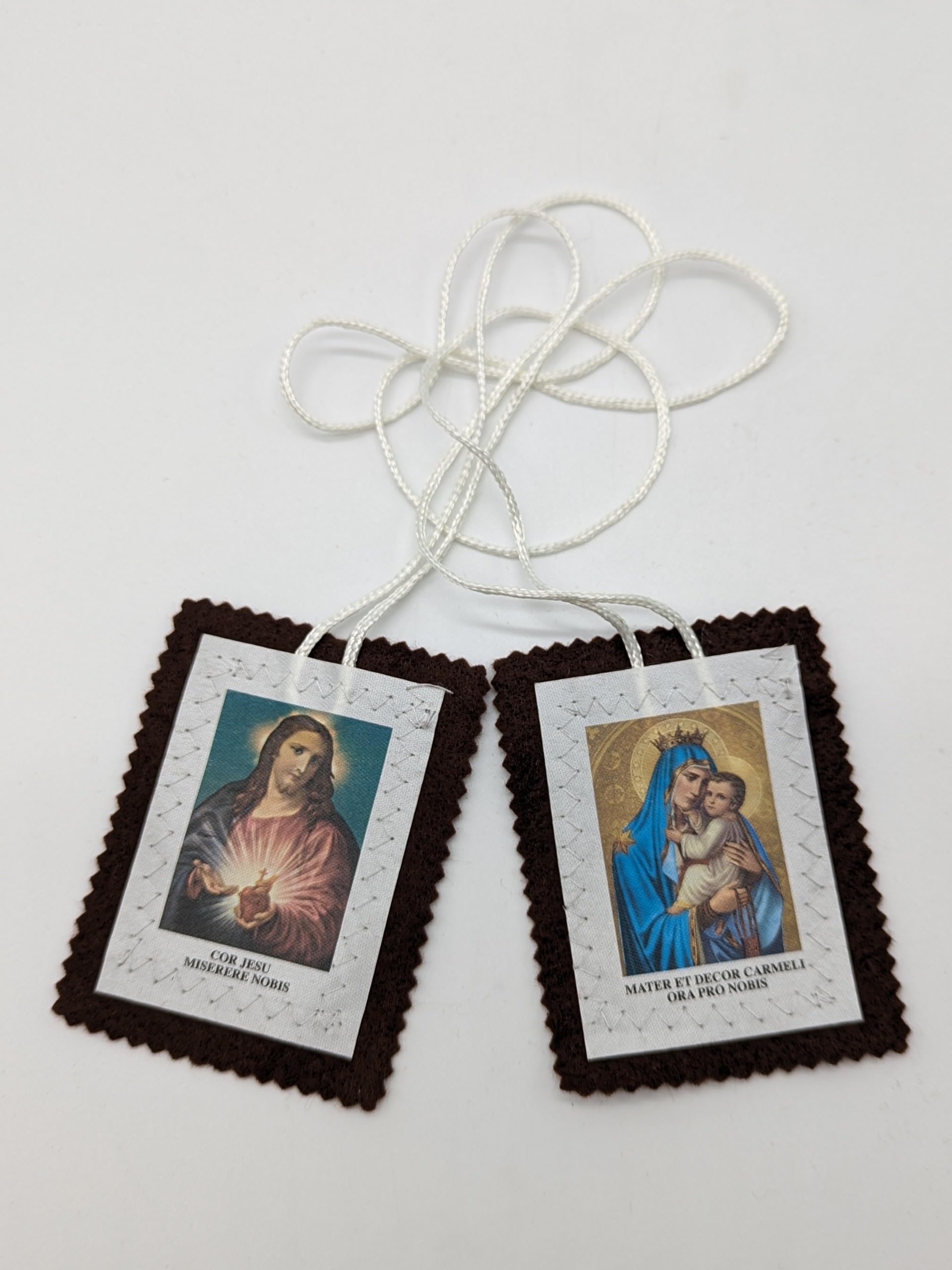 OVUNQUE PROTEGGIMI Scapolare Madonna del Carmelo e Sacro Cuore di Gesù. Misura grande. Tessuto morbido. Set di 4 pezzi. CM L 9,5 x L 7,5