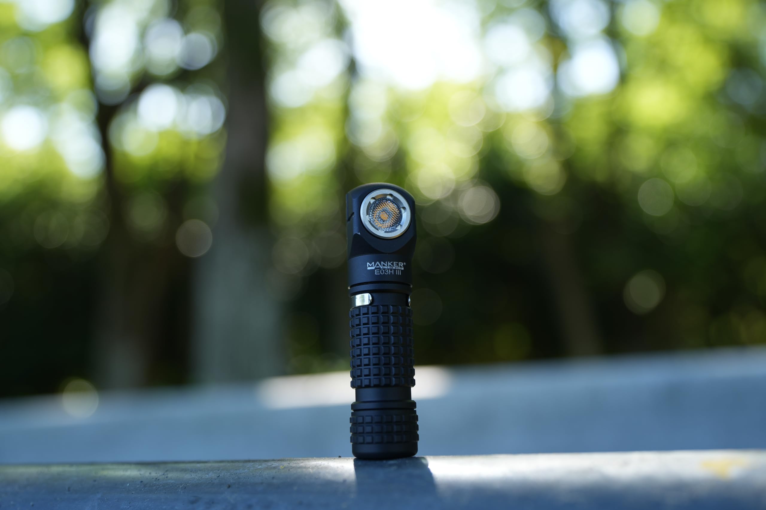 Manker E03H III wiederaufladbare Stirnlampe, 1200 Lumen, Mini-Taschenlampe mit Clip, 90 Grad EDC AA rechtwinklige Taschenlampe mit Kopfband und Magnetschwanz, Schwarz