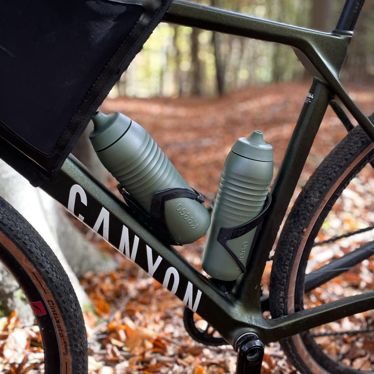 KEEGO | Die Evolution der Sportflasche | Elastisches Titan | Schützt vor Plastik im Wasser | Leicht und quetschbar | reiner Geschmack | einfache Reinigung (Gravel Green 750ml)