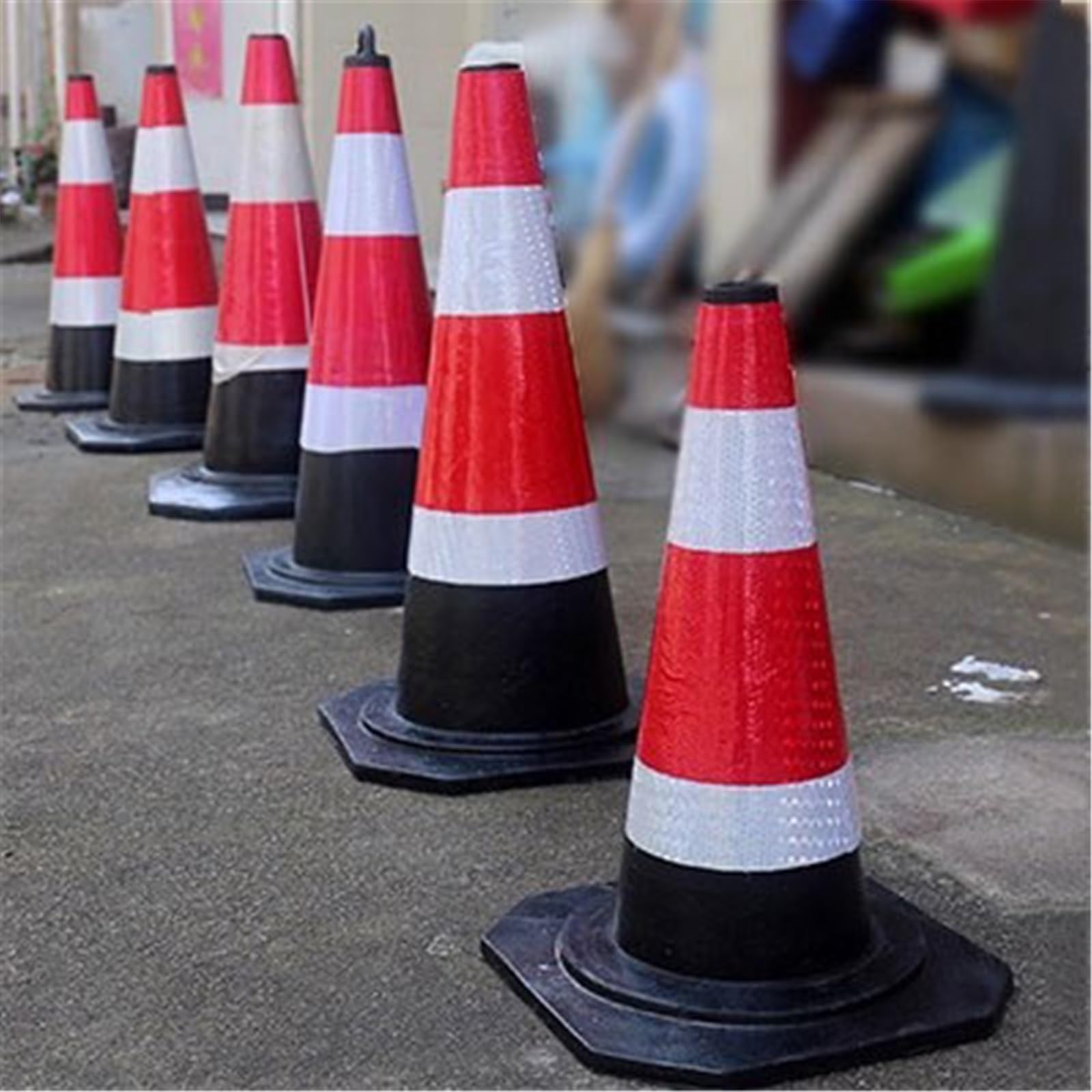 Cône de signalisation portable, résistant, Lot de 5 cônes de signalisation routière avec collerette réfléchissante et base lestée, 45 x 45 x 90 cm