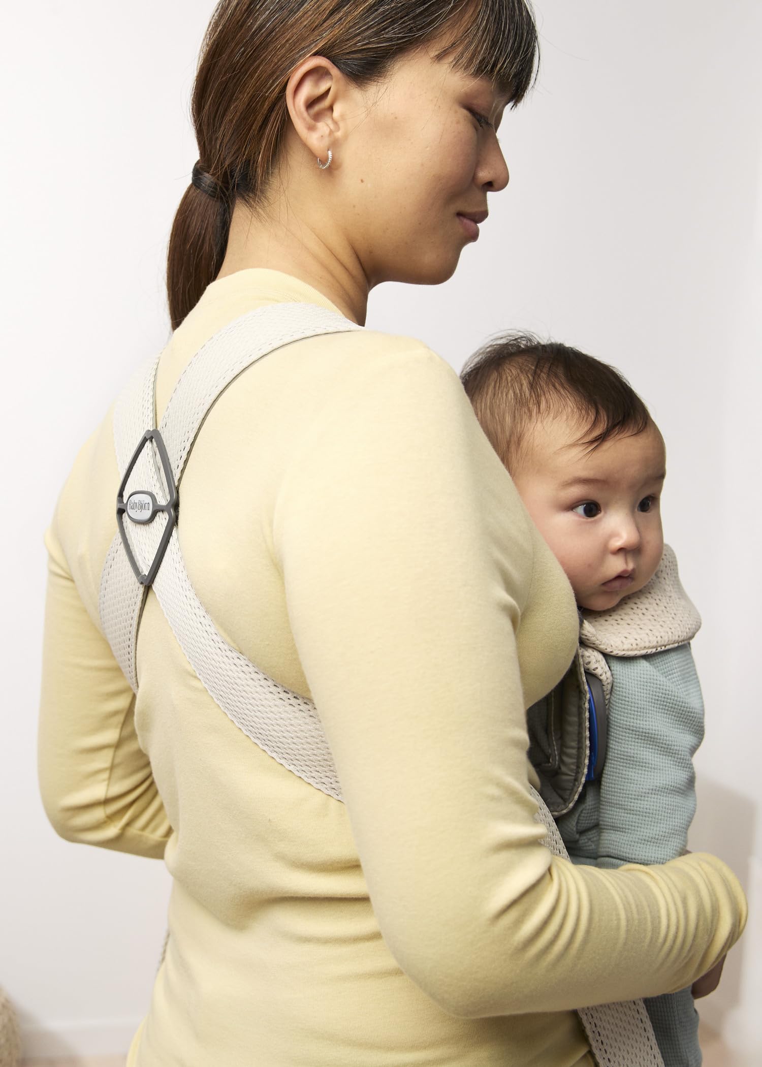 BabyBjörn Mochila Porta Bebé Mini, Malla 3D, Crema — view 4
