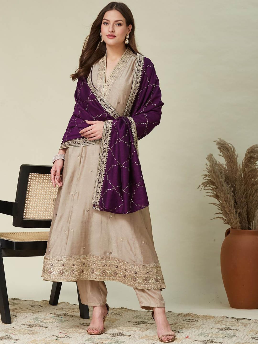 Damen Kurta mit Hose und Dupatta bestickt Ethno Wear Indian Salwar Kameez Anzug