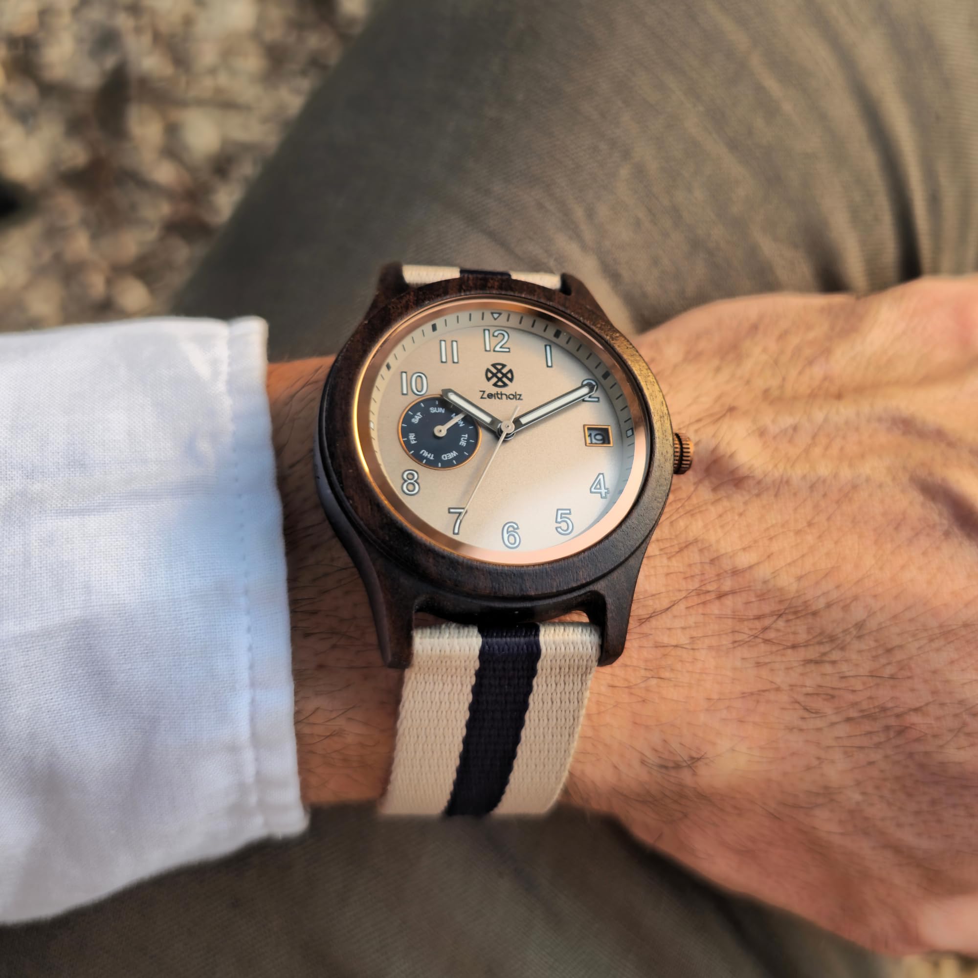 Thum Holzuhr für Herren – Holzgehäuse 40 mm – Monatskalender – leuchtende Zeiger – leichte ökologische Uhr mit Stoffband 20 mm