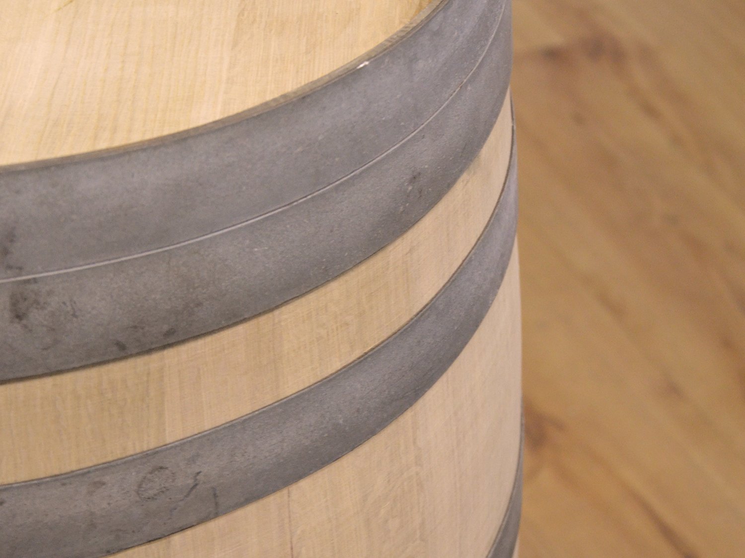 Temesso 225l Weinfass, Barriquefass als Stehtisch - Holz geschliffen (Natur - unbehandelt)
