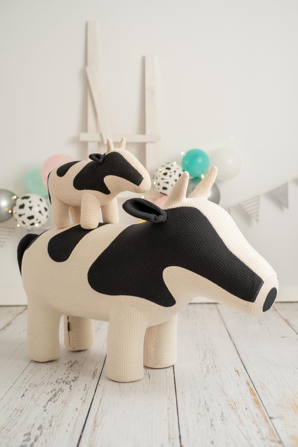Lámina infantil de vacas blanca y negra para regalar en nacimientos y fiestas de Baby Shower