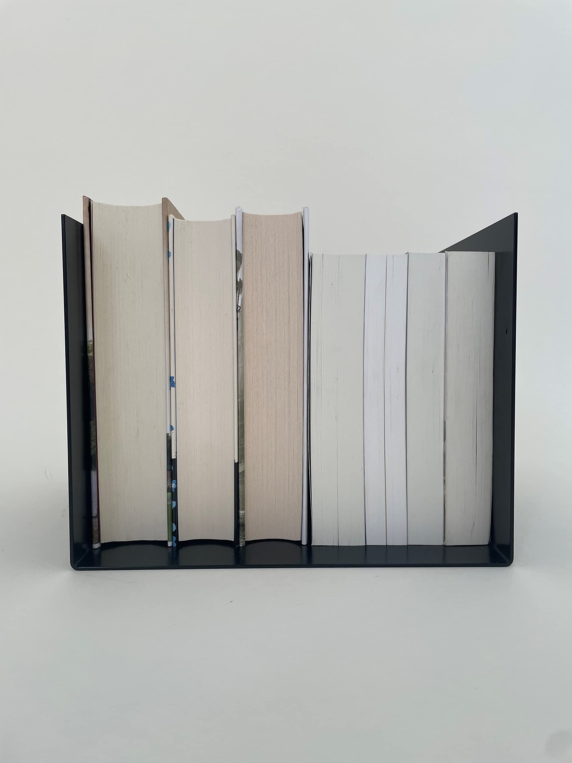 Buchstütze, Mini-Podest, Ablage, Ordnungshelfer | 20,5 x 26 x 20,5 cm | Metall | Schwarz matt RAL 9005 | Made in Germany