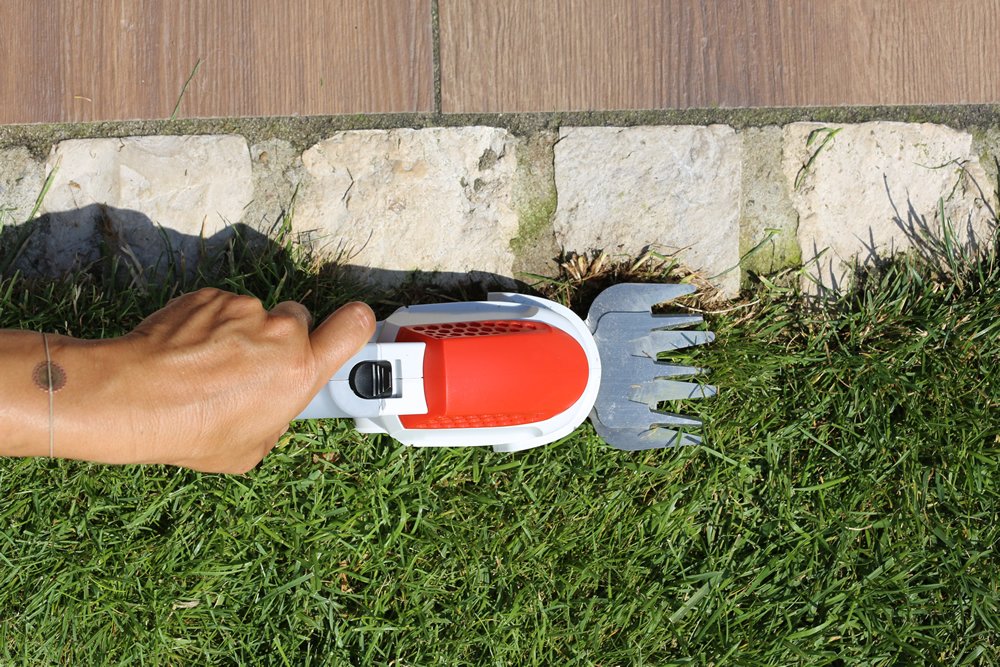 IKRA Akku Grasschere Strauchschere 2in1 IGBS 1054 LI 7,2V Laufzeit max 175 Min inkl Akku Ladegerät & Tasche, Grau/ Rot
