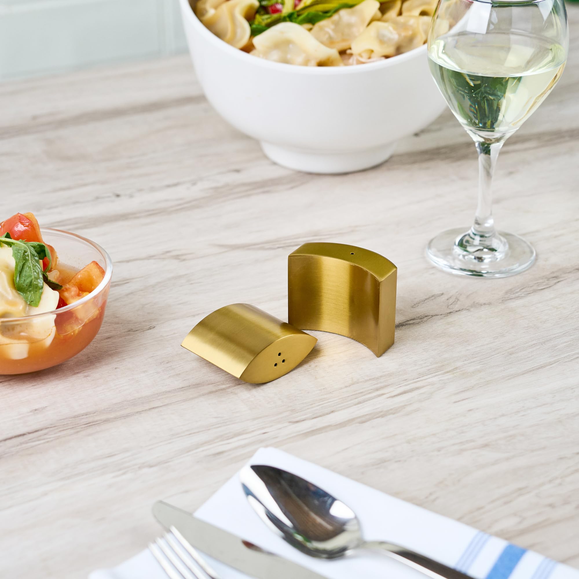 Restaurantware -RW Base - Juego de salero y pimentero de 2 onzas, 1 juego de sal y pimentero duradero, apto para lavavajillas, recargable, kit de sal y pimienta de acero dorado para restaurantes o