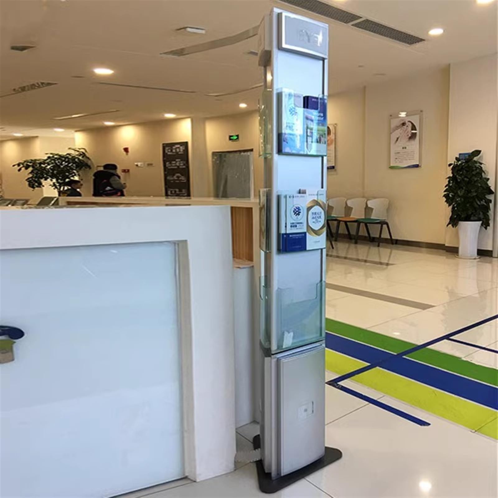 Stojący na podłodze stojak na czasopisma Trójstronny stojak na gazety Obrotowy pionowy informacyjny Stojak czasopisma Bankowy Podłogowy składany ulotki broszury A4 Stojaki książki