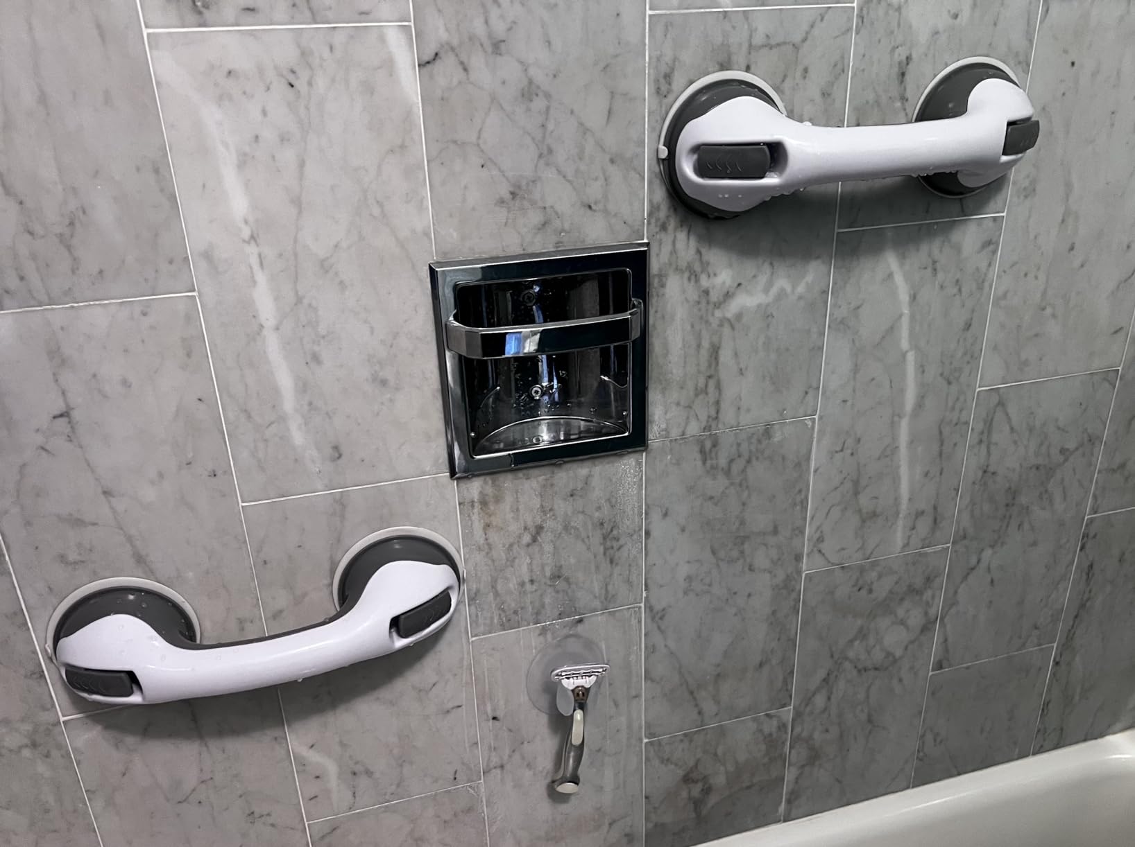Manilla de soporte instalada en baño