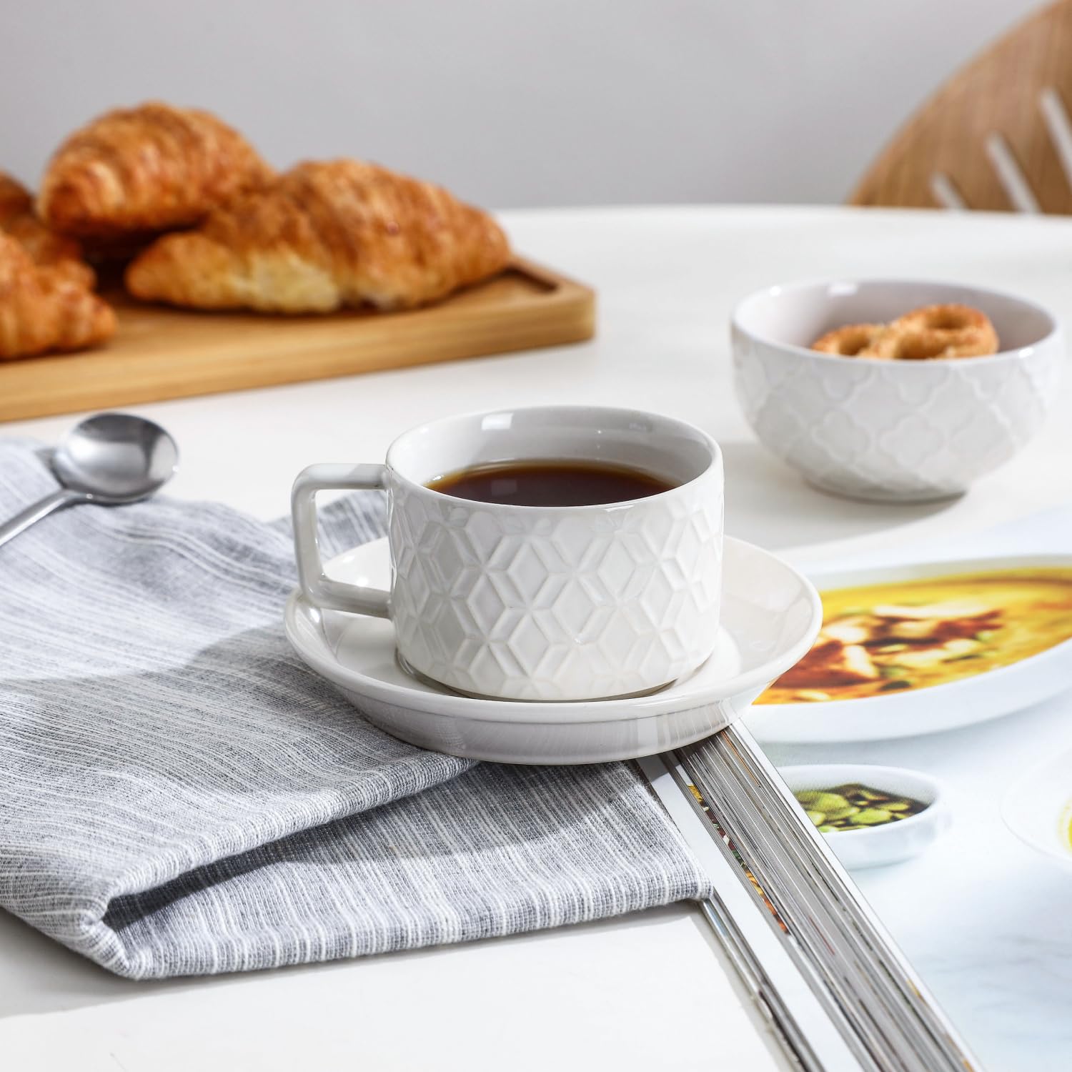 Sureasy Tazas de café expreso de cerámica con platillos y soporte de metal, tazas Demitasse de 4 onzas, tazas de espresso pequeñas apilables, tazas de café para capuchino, latte, moca, café, té, juego