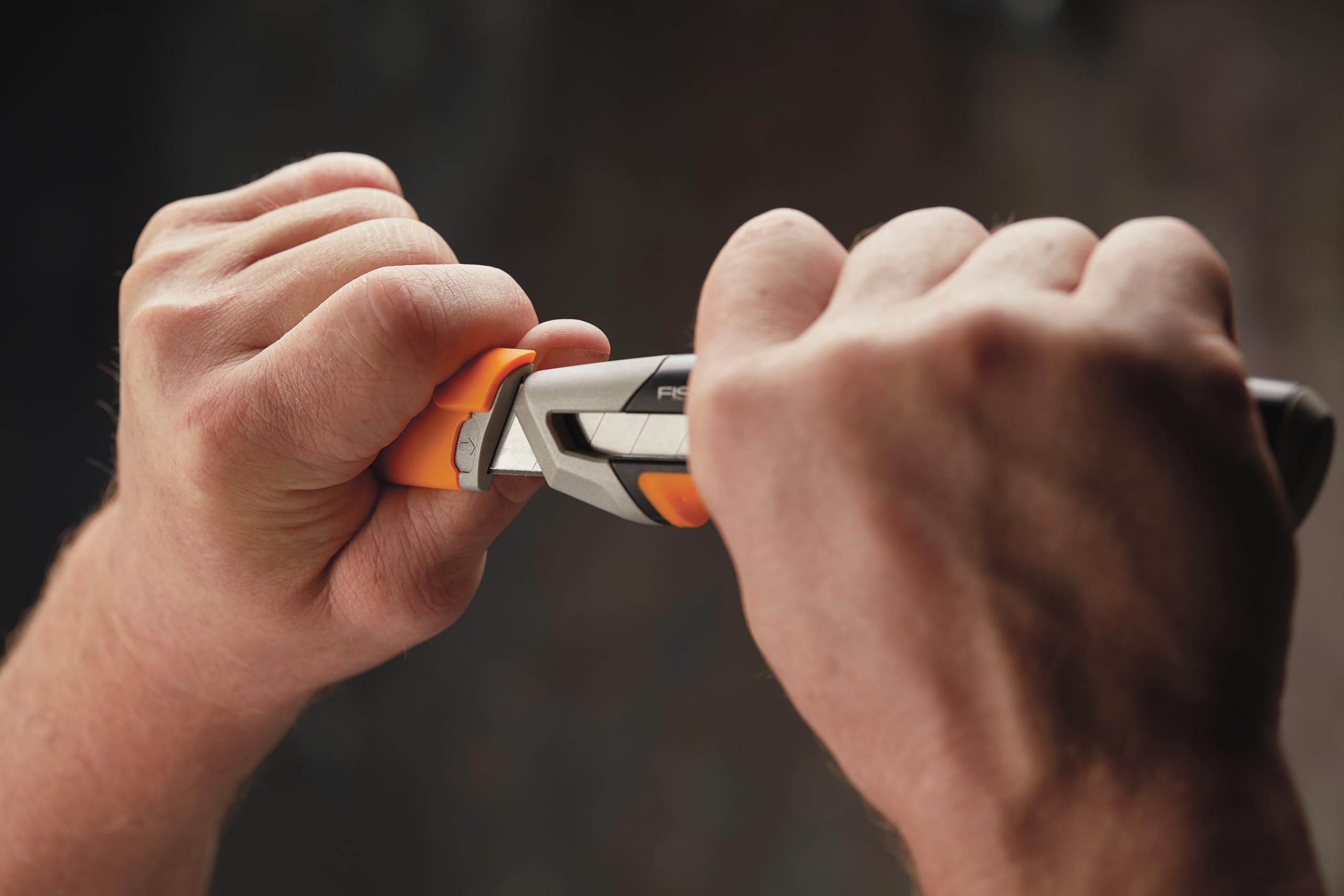 Fiskars Cutter CarbonMax con cuchillas quebradizas 18mm | Acero inoxidable/plástico, negro/naranja, CarbonMax, 1027227