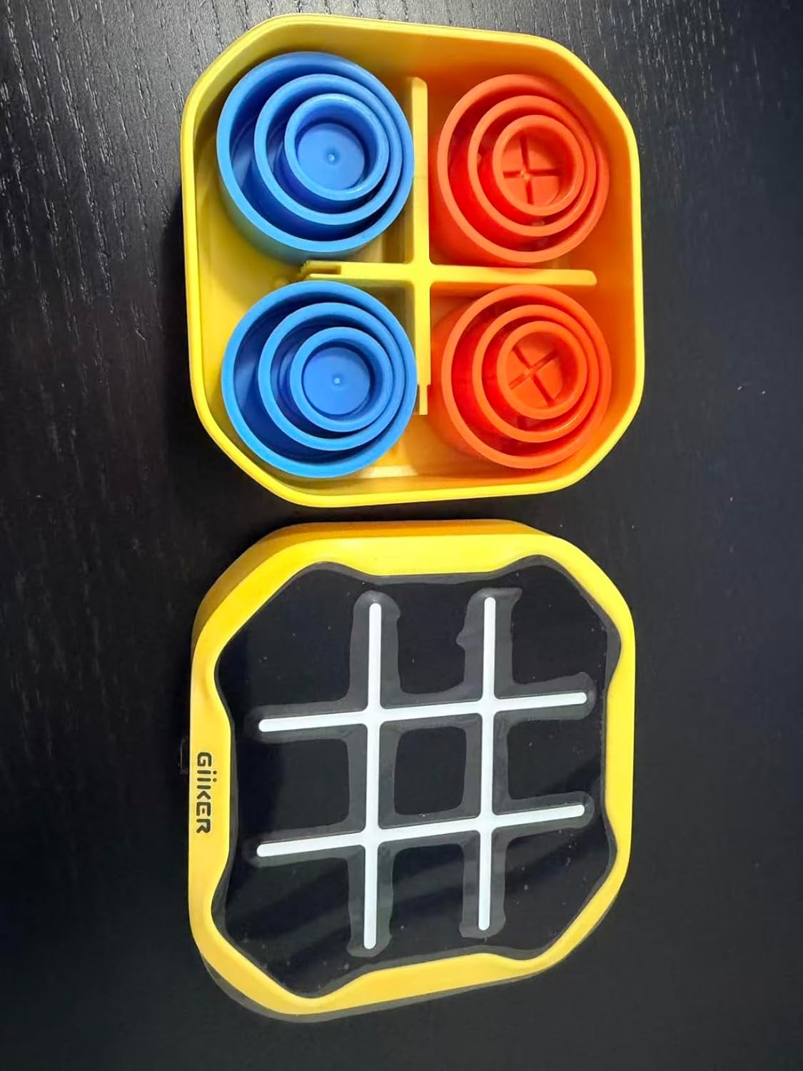 Ninos jugando en el piso de la sala