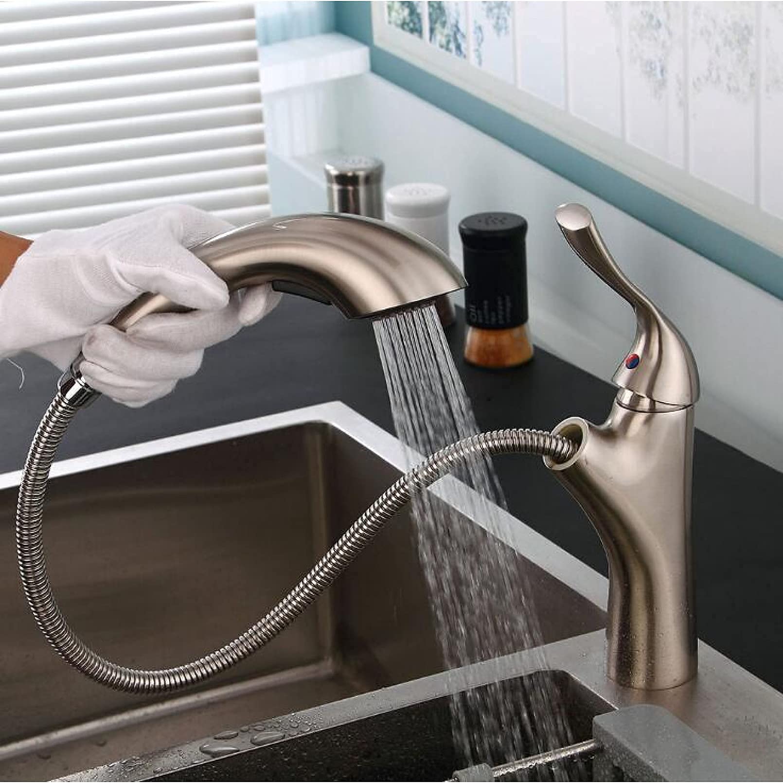 Mitigeur de cuisine chrome brillant au design haut de gamme avec bec amovible à double flux