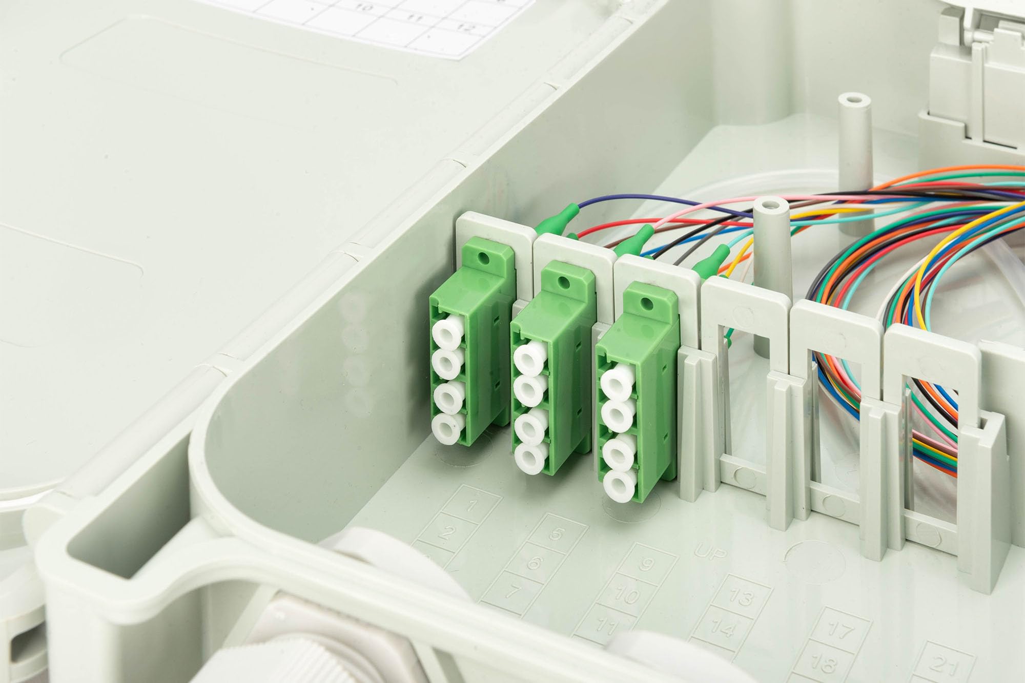 DIGITUS Carcasa de conexión de fibra óptica – OS2-3 adaptadores LC/APC cuádruples premontados – 12 fibras – FTTH FTTB – para interior y exterior – IP65 - Gris