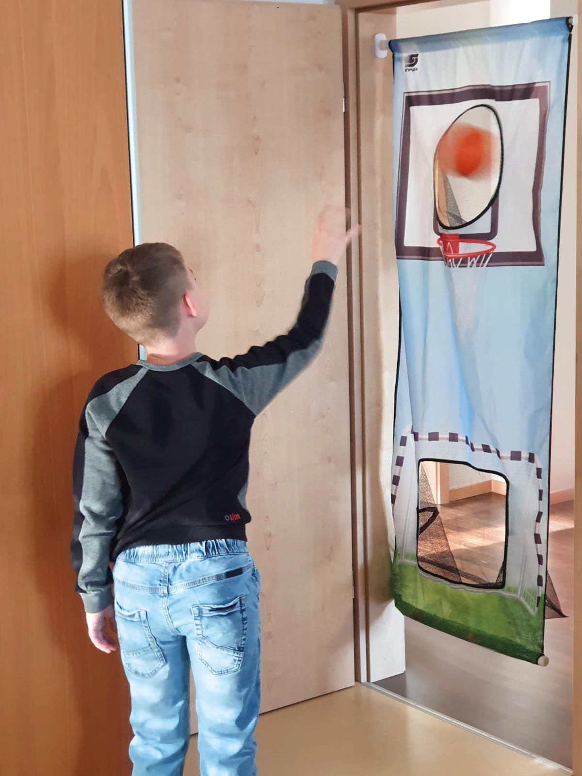 Sunflex® Türwand Fußball + Basketball | Türvorhang mit Tor und Korb | Kicken und Körbe werfen | Wandspiel Für Kinder Indoor | Ballsportarten Spielen