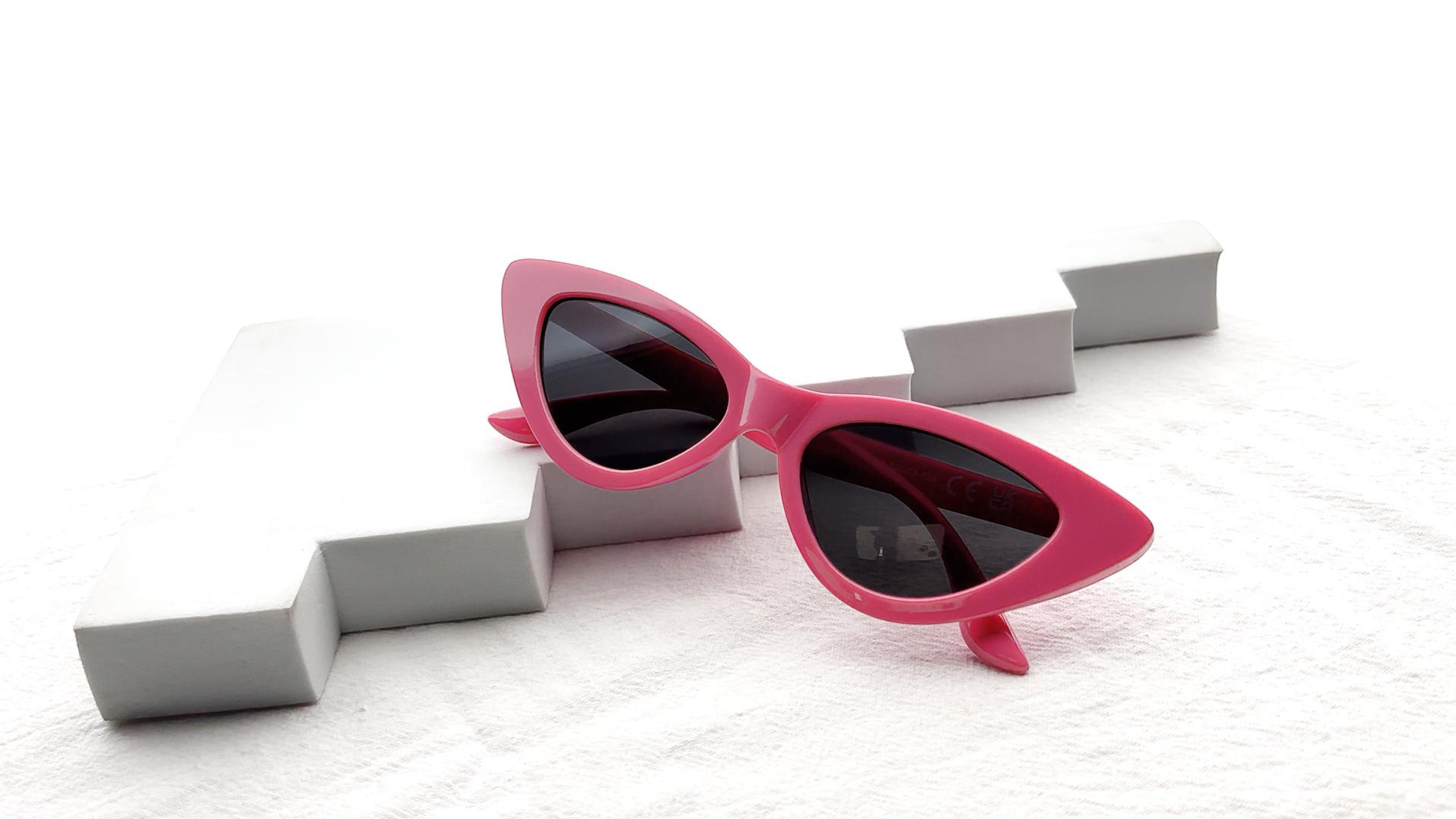 Retro Pointy Cat Eye Sunglasses with UV Protection FC8708-White--2.jpg?v-cache=  main image 4