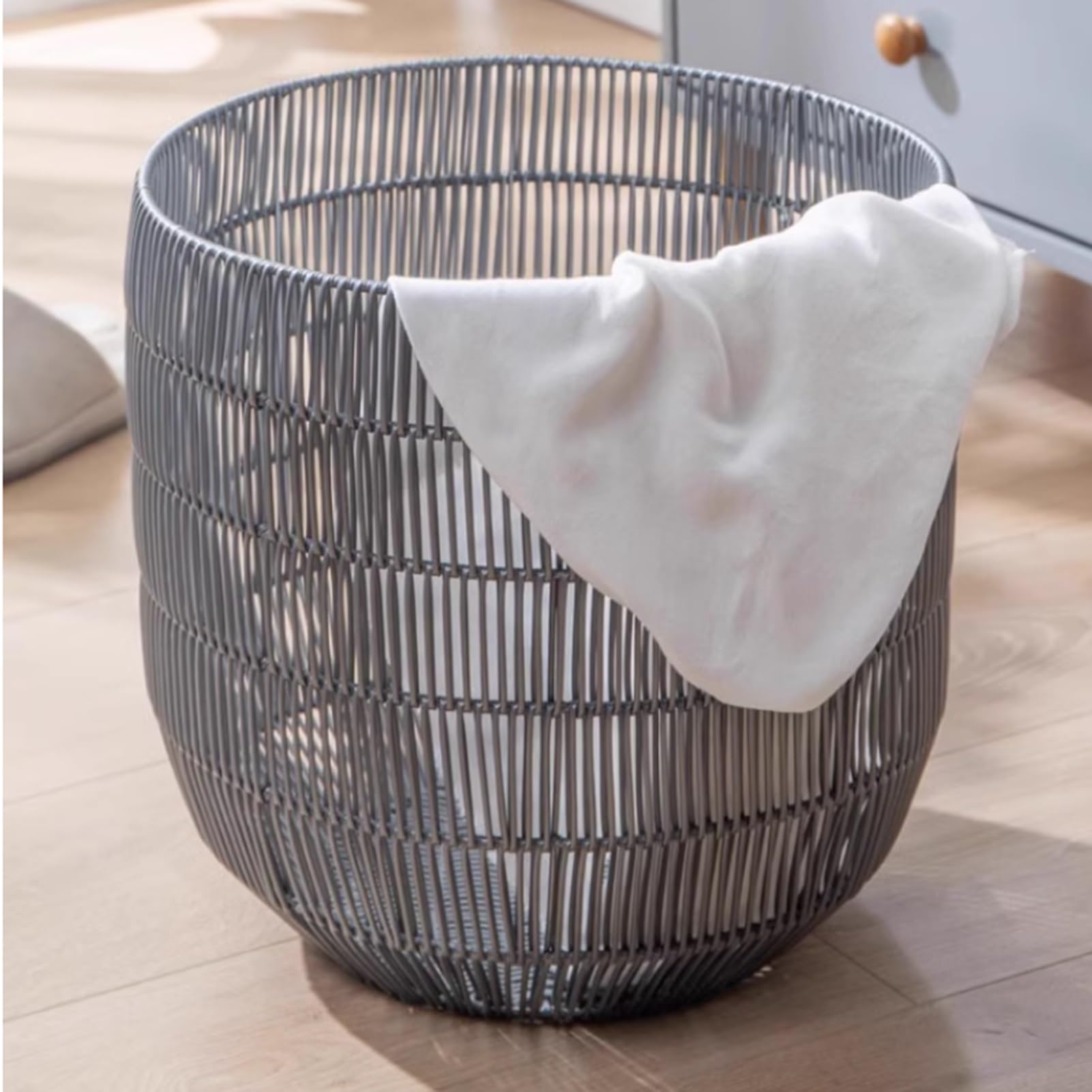 Panier à linge squelette acier résistant contre le désordre