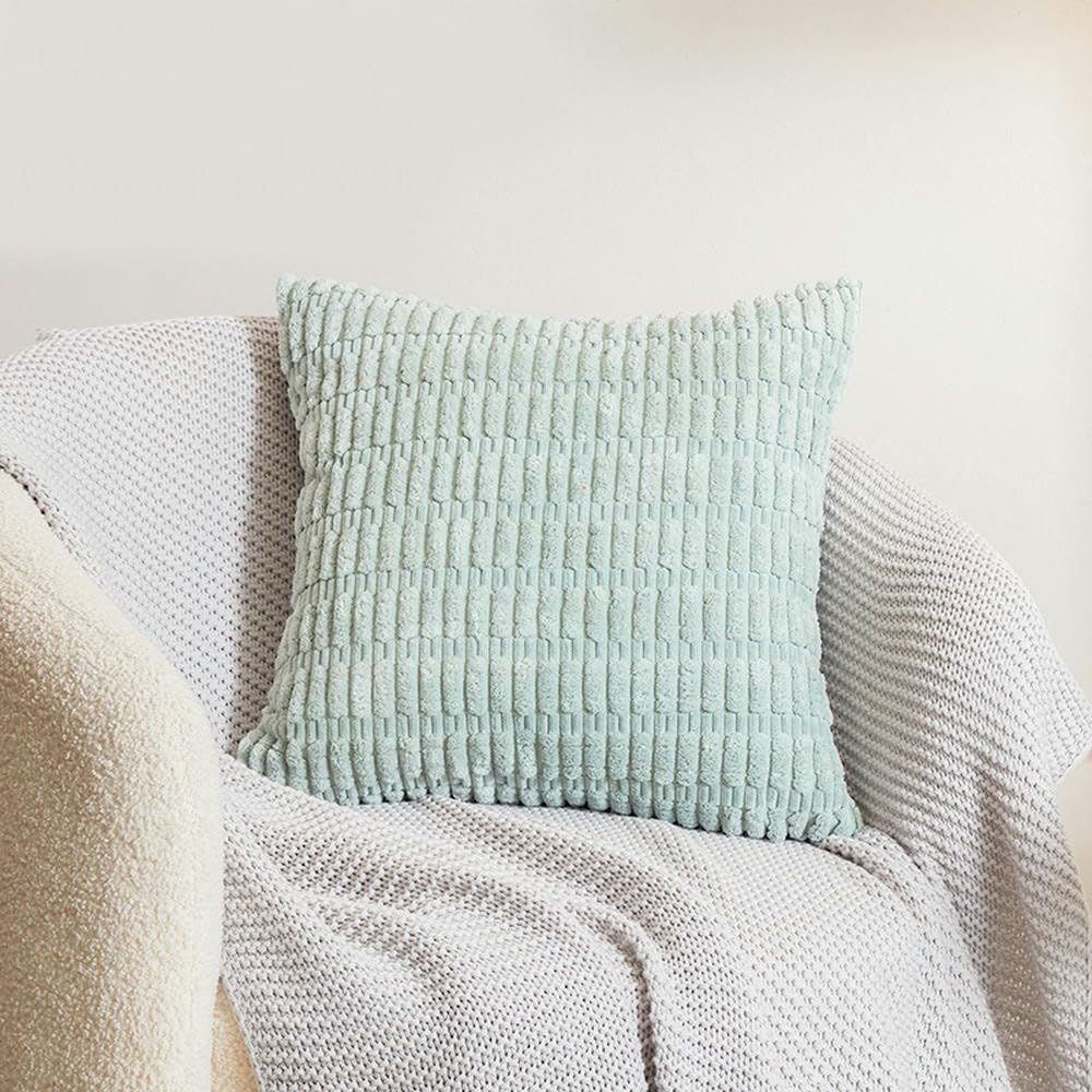 Housses de coussin velours côtelé pour un salon cocooning et chaleureux