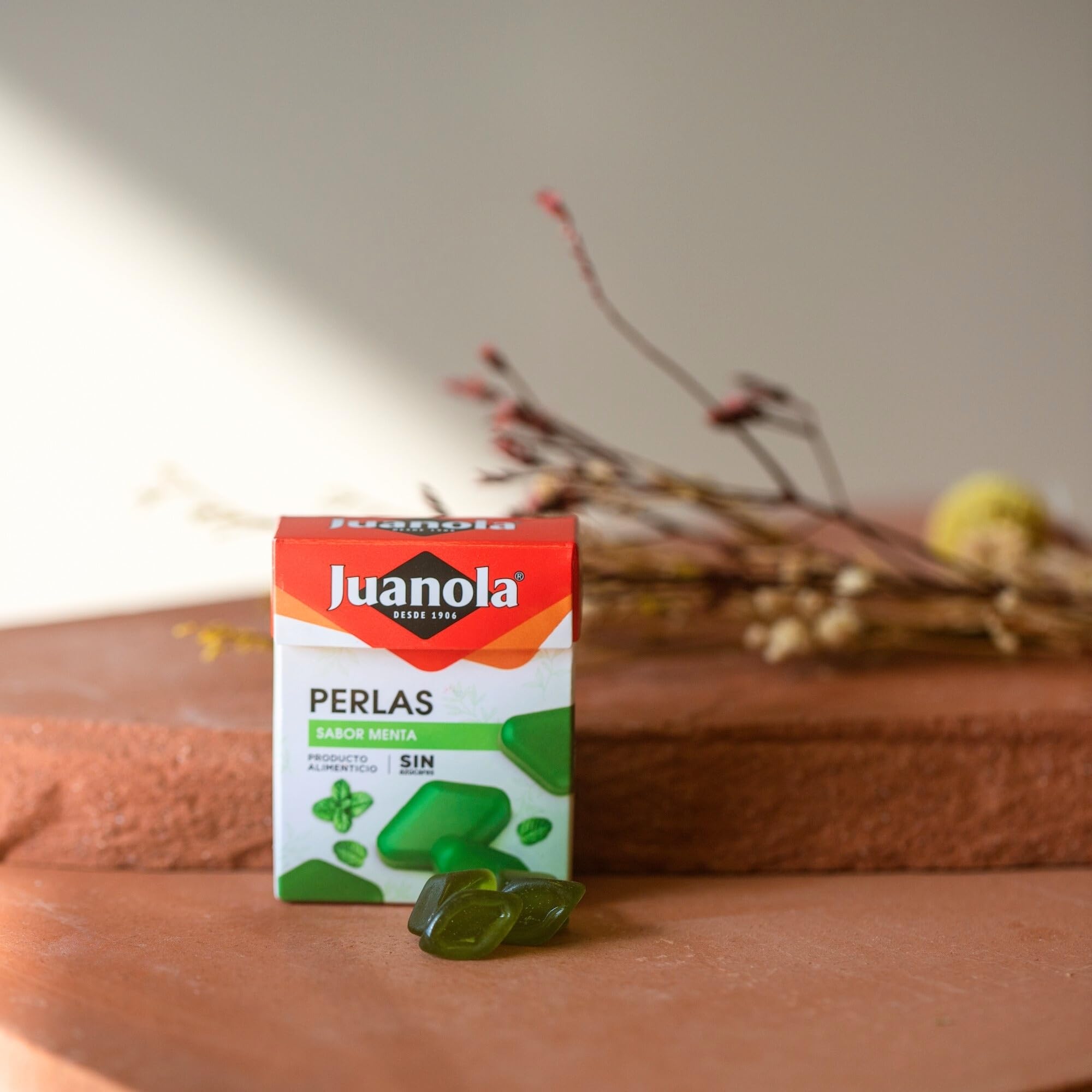 Juanola Perlas Sabor Menta - Sin azúcar, sin gluten - Cómodo formato de bolsillo - Ideal para llevar contigo a todas partes - Refrescan tu boca y tu garganta - 25g